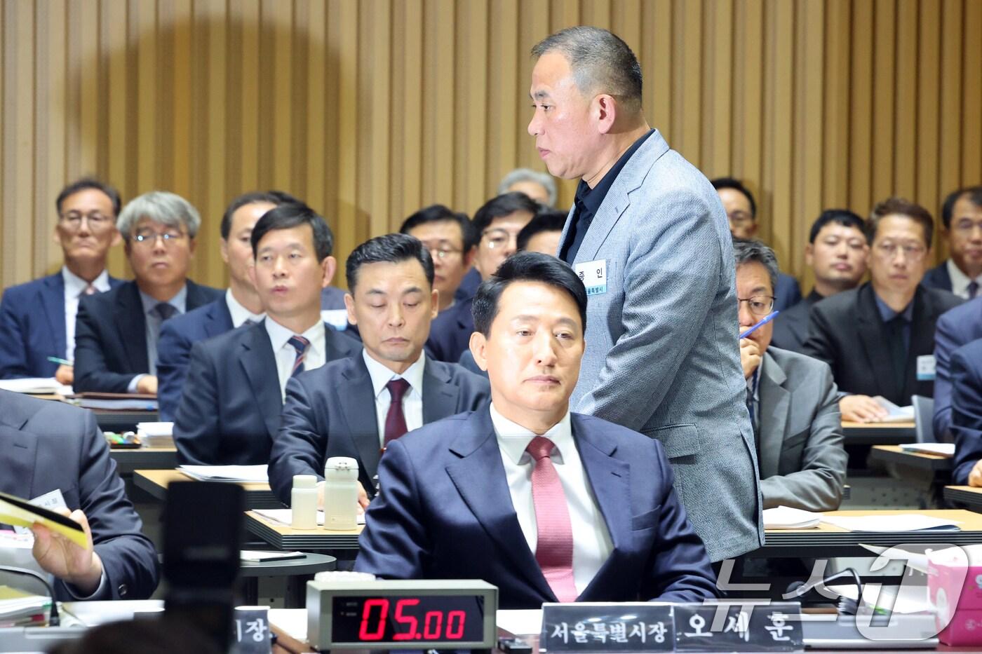 '정치 브로커' 명태균씨가 23일 오후 서울 중구 서울시청에서 열린 국회 행정안전위원회 서울시청 국정감사에서 권칠승 더불어민주당 의원 질의에 답변하기 위해 발언대로 향하고 있다. 2025.10.23/뉴스1 ⓒ News1 황기선 기자