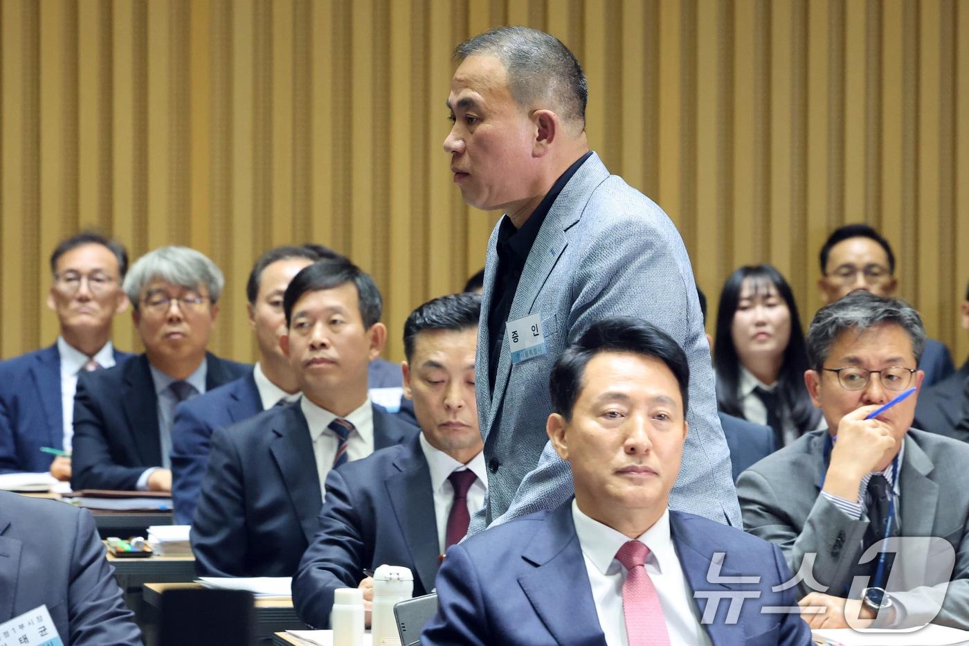 정치 브로커&#39; 명태균씨가 23일 오후 서울 중구 서울시청에서 열린 국회 행정안전위원회 서울시청 국정감사에서 권칠승 더불어민주당 의원 질의에 답변하기 위해 발언대로 향하고 있다. 2025.10.23/뉴스1 ⓒ News1 황기선 기자