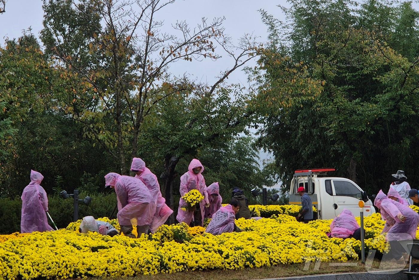 APEC 정상회의를 앞둔 23일 오후 경주시를 들어가는 입구부터 경주시 관계자들이 도로 정비를 하고 있다. 2025.10.23/뉴스1 ⓒ News1 김대벽기자
