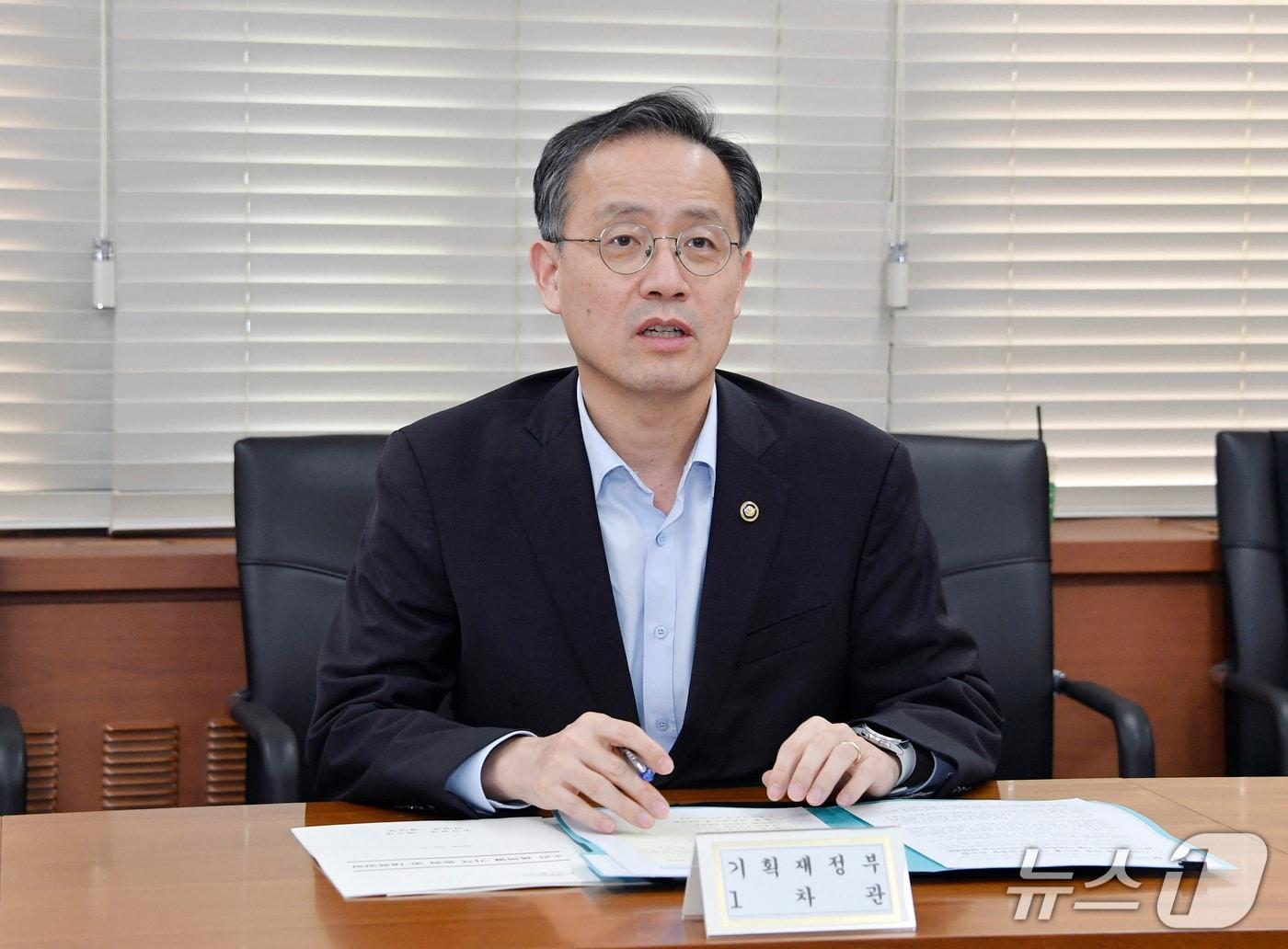 본문 이미지 - 이형일 기획재정부 1차관이 10월 23일 오후 서울 종로구 정부서울청사에서 열린 &#39;제60차 물가관계차관회의&#39;를 주재, 모두발언을 하고 있다. &#40;기획재정부 제공&#41;