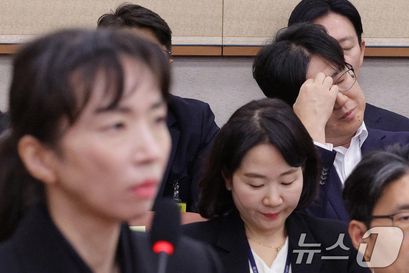 건진법사 관봉권 띠지 분실 사건 담당 검사인 최재현 검사가 23일 서울 여의도 국회 법제사법위원회에서 열린 서울고등검찰청·서울중앙지방검찰청 등에 대한 국정감사에서 이주연 수사관의 발언을 듣고 있다. 2025.10.23/뉴스1 ⓒ News1 신웅수 기자