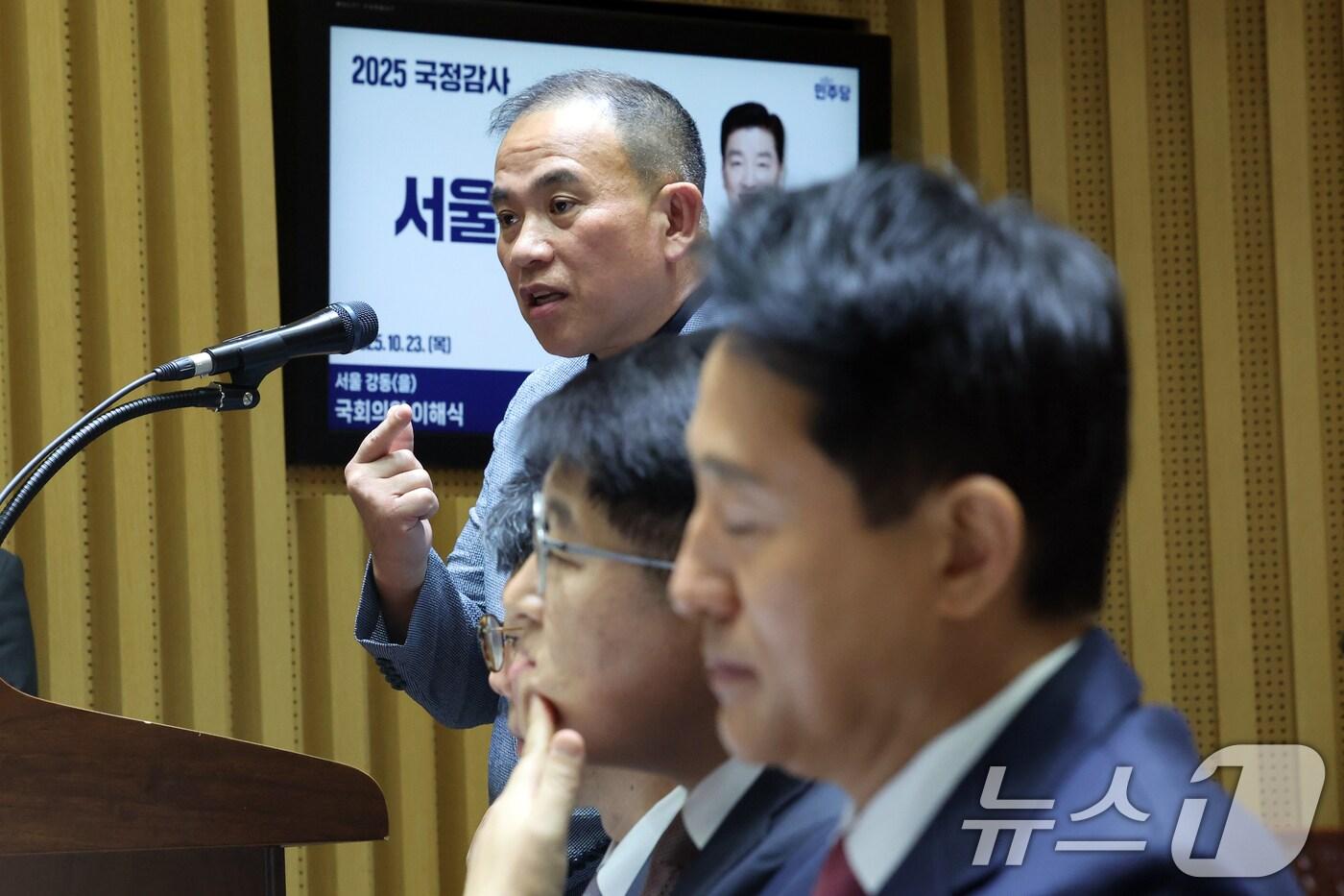 '정치 브로커' 명태균씨가 23일 오후 서울 중구 서울시청에서 열린 국회 행정안전위원회 서울시청 국정감사에서 의원질의에 답하고 있다. 2025.10.23/뉴스1 ⓒ News1 황기선 기자