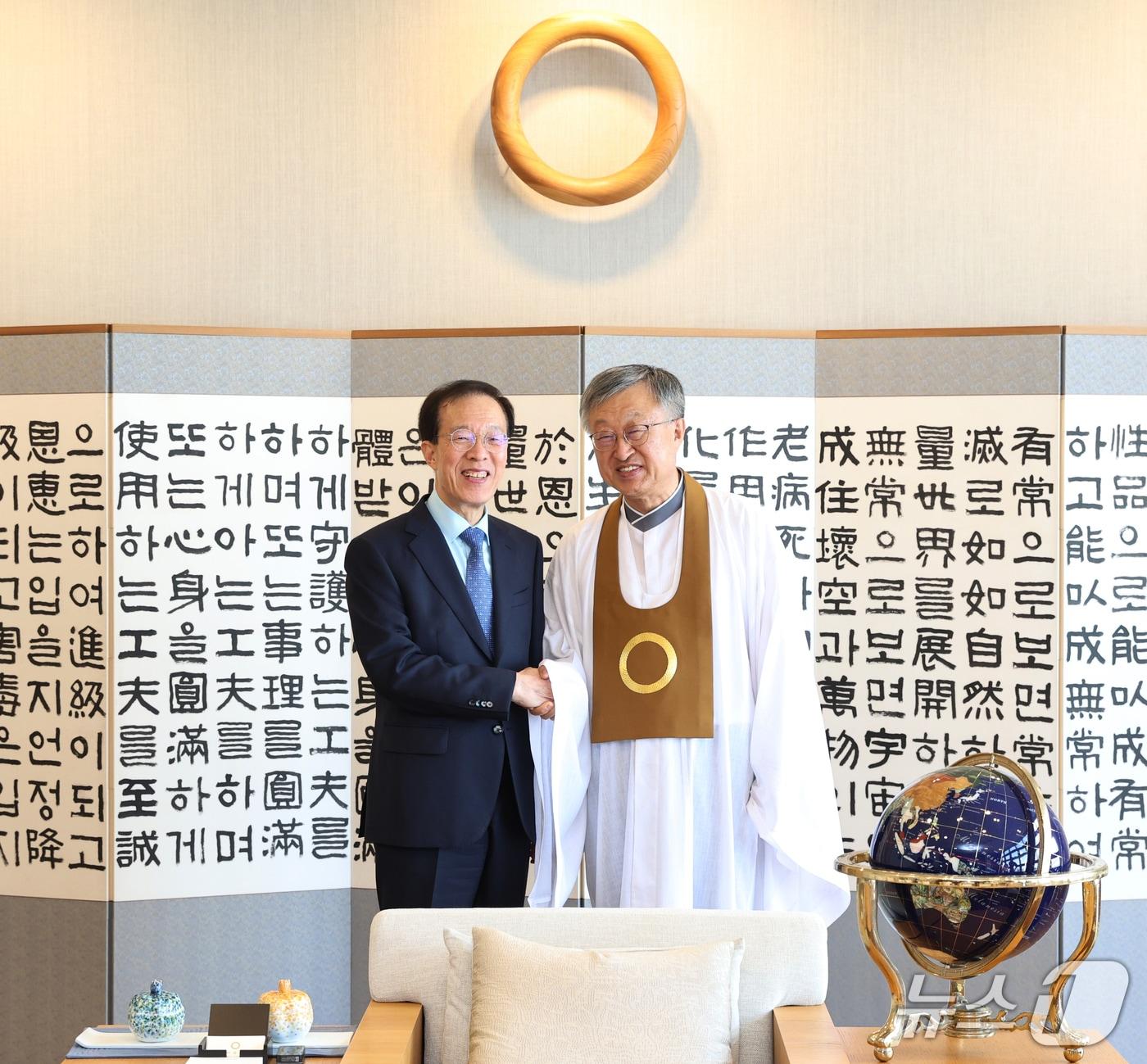 본문 이미지 - 이석연 국민통합위원장이 23일 서울 동작구에 위치한 원불교 소태산 기념관에서 나상호 원불교 교정원장을 만나 기념 촬영을 하고 있다. (국민통합위원회 자료 제공)