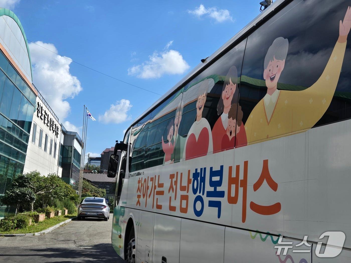 본문 이미지 -  &#39;찾아가는 전남 행복버스&#39;&#40;진도군노인복지관 제공, 패판매 및 DB금지&#41;/뉴스1