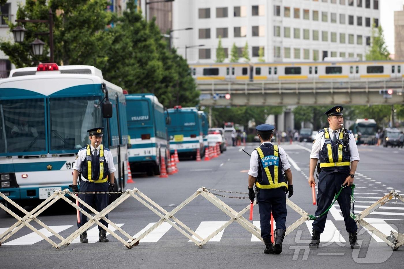 2019년 5월 26일 일본 경찰이 도널드 트럼프 당시 미국 대통령이 방문한 도쿄의 료고쿠 스모 홀로 이어지는 도로를 봉쇄하고 있다. 2019.05.26. ⓒ AFP=뉴스1 ⓒ News1 이정환 기자