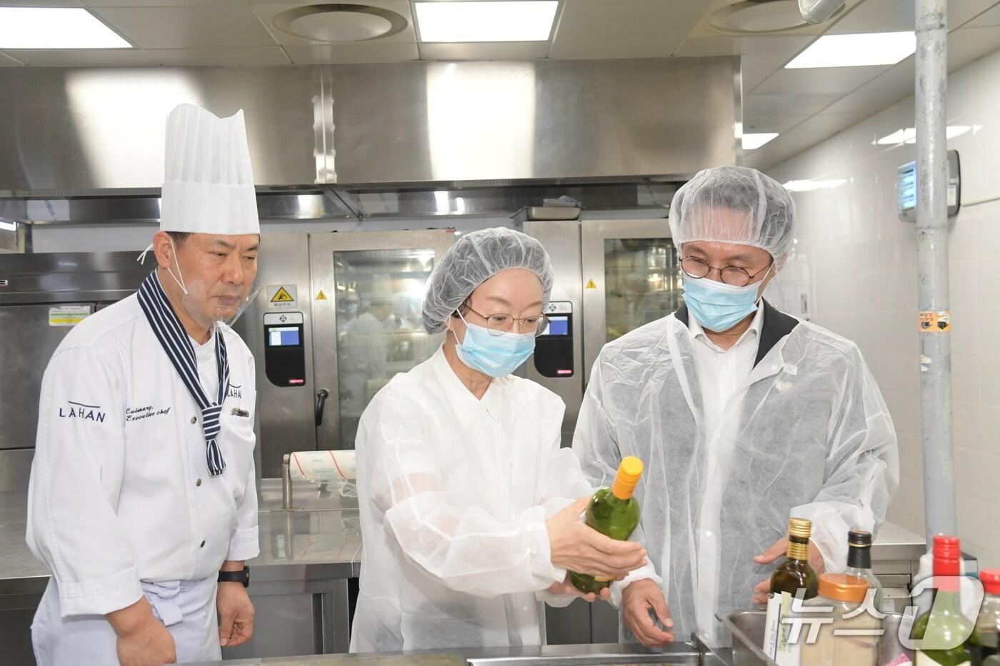 23일 오유경 식품의약품안전처 처장&#40;가운데&#41;이 경주에서 열리는 &#39;2025 APEC 정상회의&#39;의 식음료 안전관리를 위해 현장을 사전 점검하고 있다. &#40;식약처 제공&#41; 2025.10.23/뉴스1