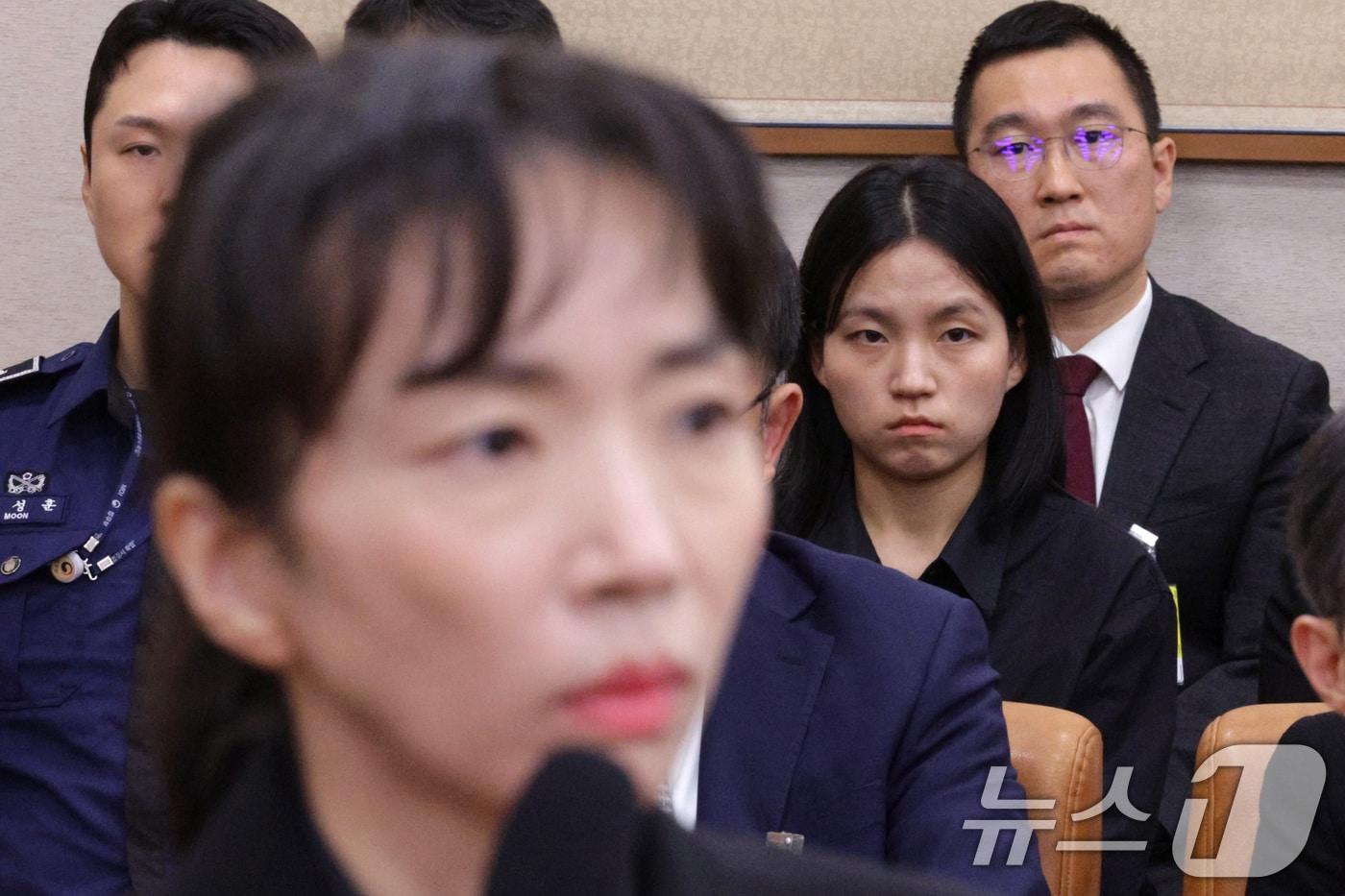 본문 이미지 - 김정민 남부지검 수사관이 지난해 10월 23일 서울 여의도 국회 법제사법위원회에서 열린 서울고등검찰청·서울중앙지방검찰청 등에 대한 국정감사에서 이주연 수사관의 발언을 듣고 있다. 2025.10.23/뉴스1 ⓒ News1 신웅수 기자