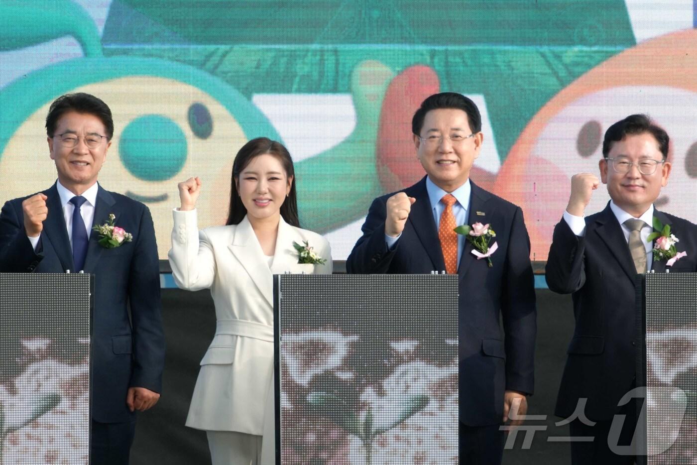 김영록 전라남도지사가 23일 오후 전남 농업기술원에서 열린 ‘2025 국제농업박람회 개막식’에 참석해 주요내빈들과 기념촬영을 하고 있다.&#40;전남도 제공. 재판매 및 DB금지&#41; 2025.10.23/뉴스1 