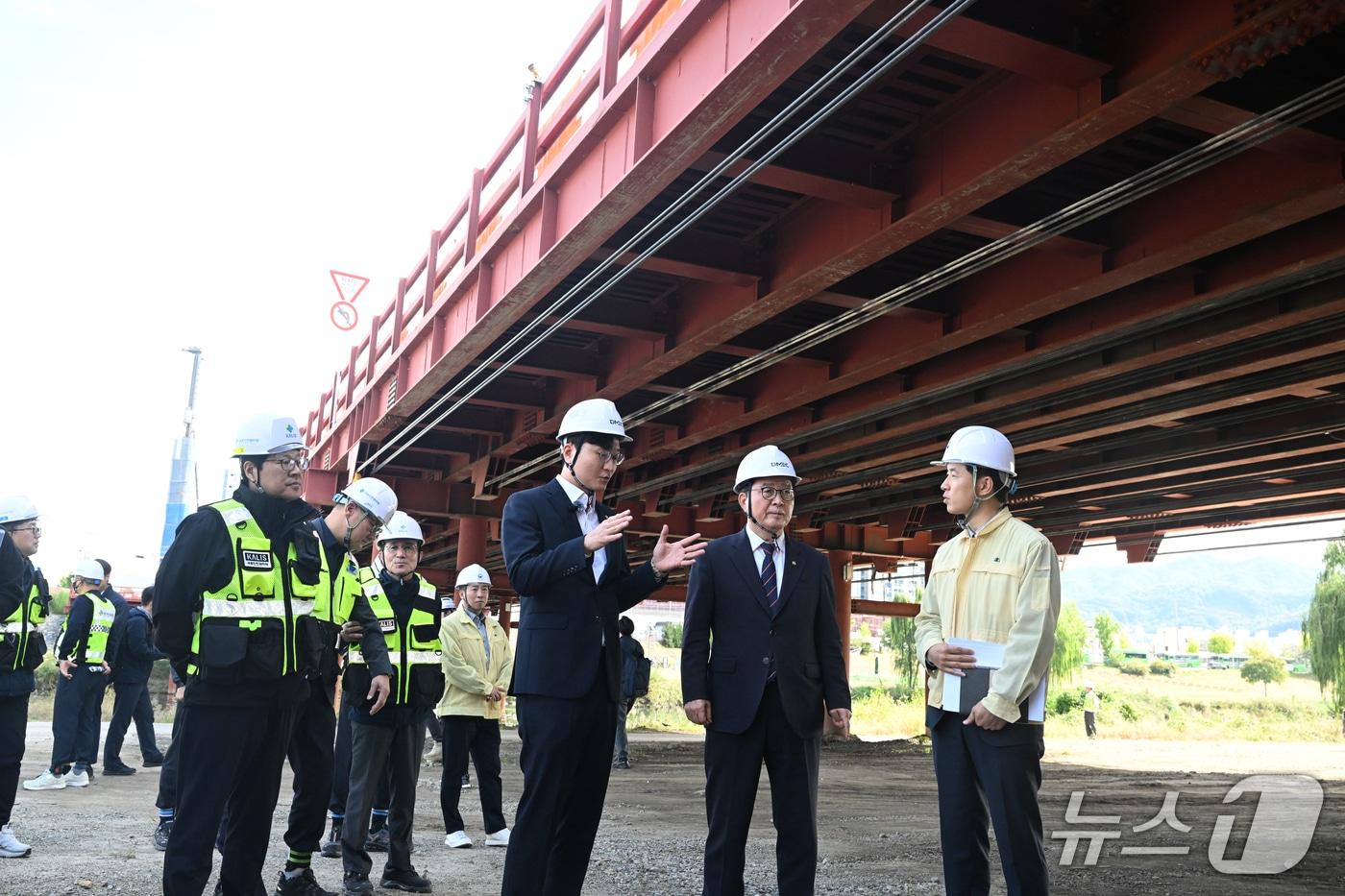 국토부는 23일 중고 복공판 사용으로 논란을 빚은 대전 유등교 가설 교량에 대해 현장 점검을 벌였다. (사진=공동취재단) / 뉴스1