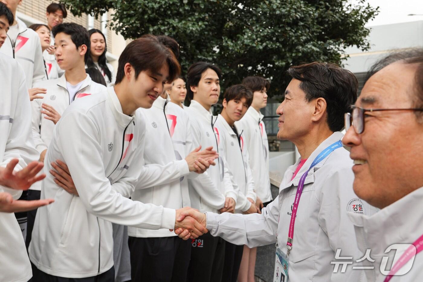 제106회 전국체육대회에 참가한 선수 격려하는 김진태 강원도지사와 양희구 도체육회장.&#40;뉴스1 DB&#41;