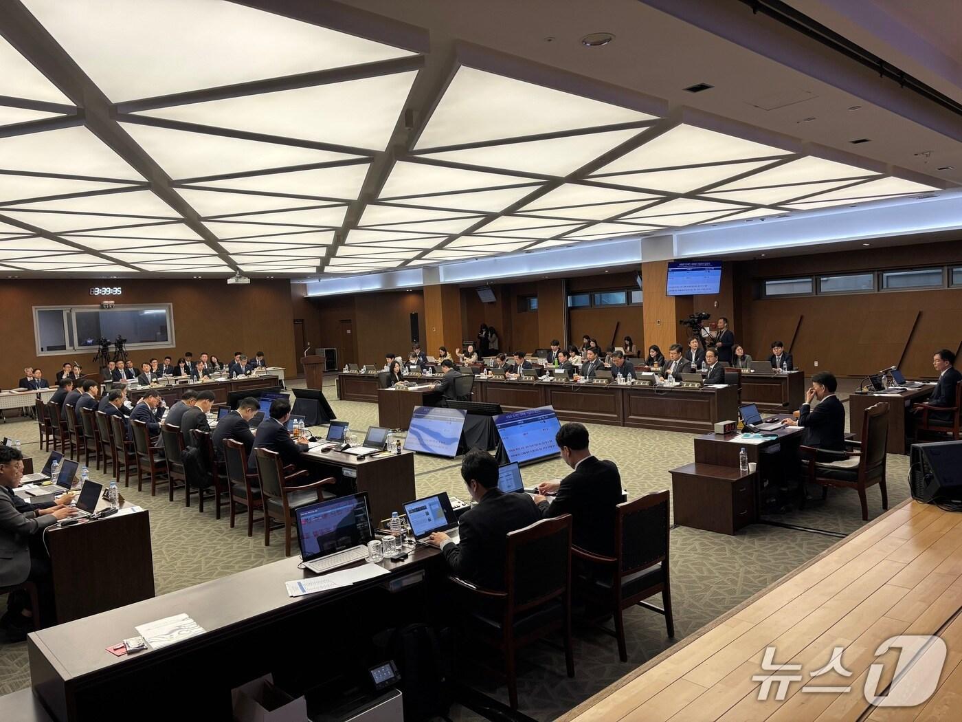 본문 이미지 - 23일 BIFC에서 열린 국회 정무위 국정감사 모습 (2025.10.23/뉴스1 ⓒ News1 홍윤 기자)