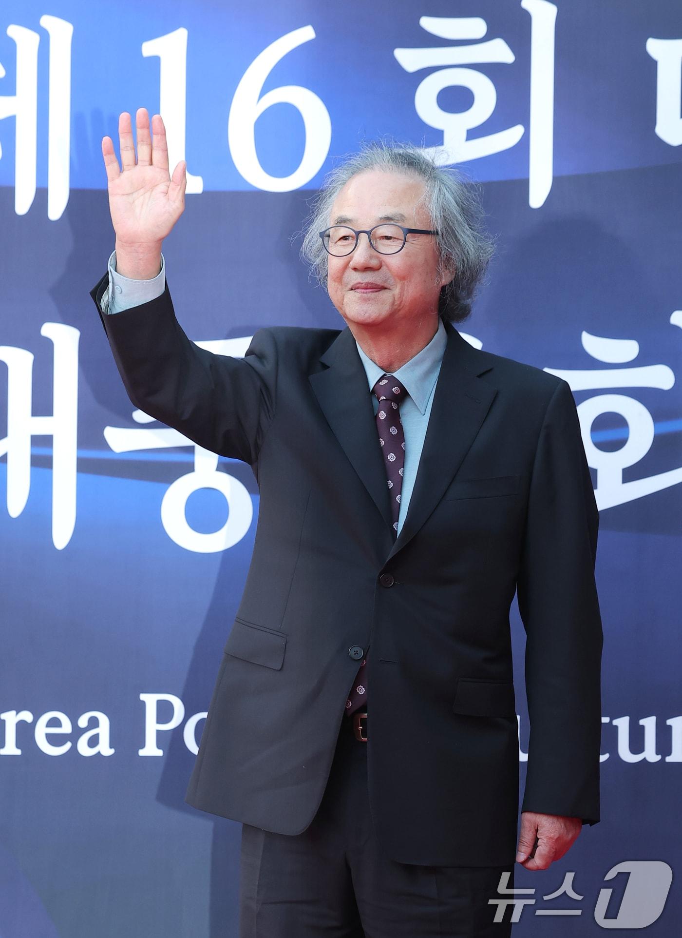 본문 이미지 - 배우 정동환이 23일 오후 서울 중구 국립극장 해오름극장에서 열린 '2025 대한민국 대중문화예술상 시상식' 레드카펫에 참석하고 있다. 2025.10.23/뉴스1 ⓒ News1 권현진 기자