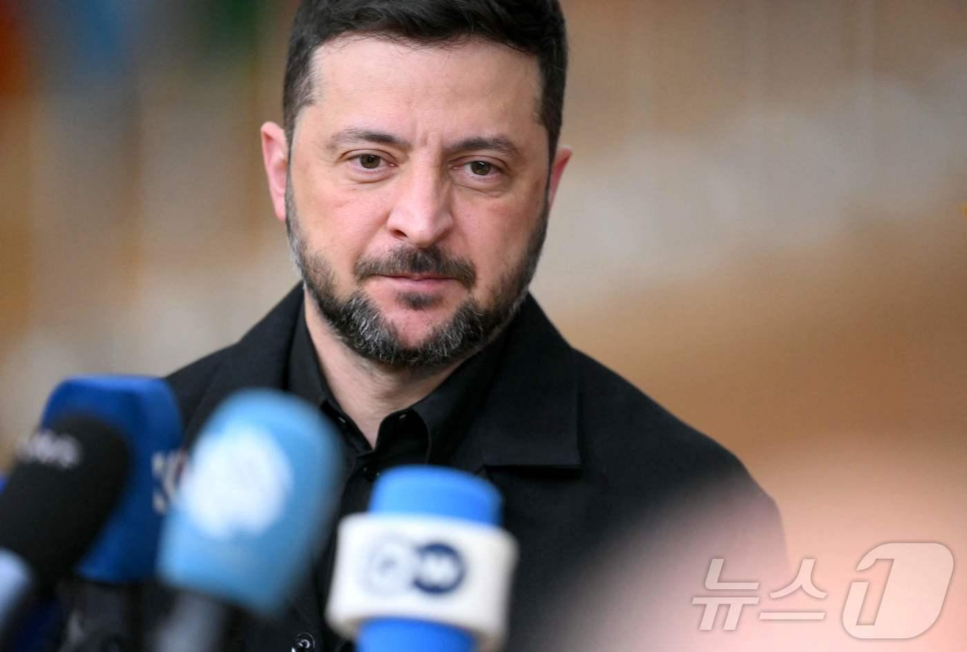 볼로디미르 젤렌스키 대통령이 23일(현지시간) 브뤼셀에서 열린 유럽이사회(EU 정상회의)에 도착해 기자들과 이야기를 나누고 있다. 2025.10.23. ⓒ AFP=뉴스1 ⓒ News1 이정환 기자