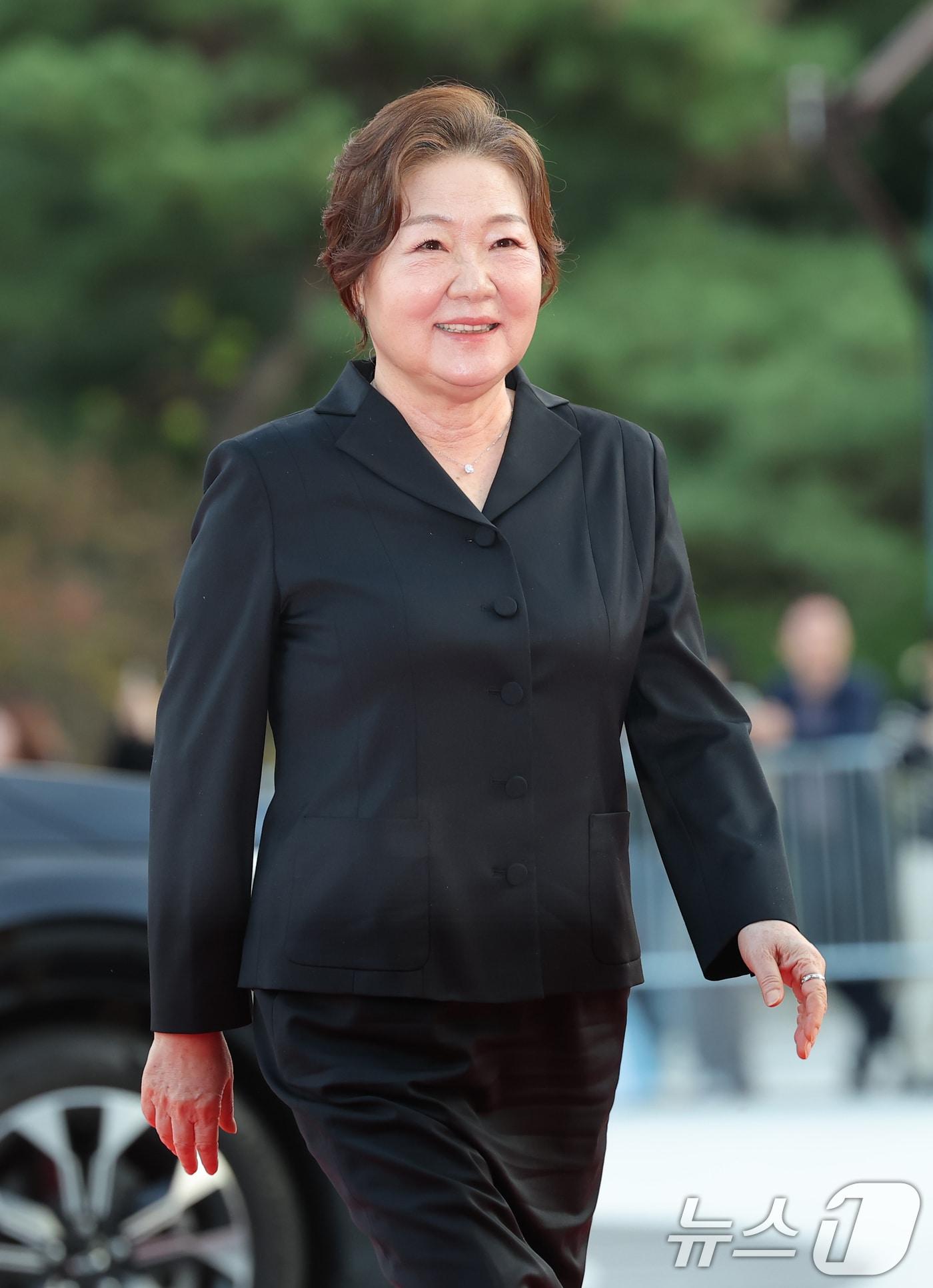 본문 이미지 - 배우 김해숙이 23일 오후 서울 중구 국립극장 해오름극장에서 열린 '2025 대한민국 대중문화예술상 시상식' 레드카펫에 참석하고 있다. 2025.10.23/뉴스1 ⓒ News1 권현진 기자