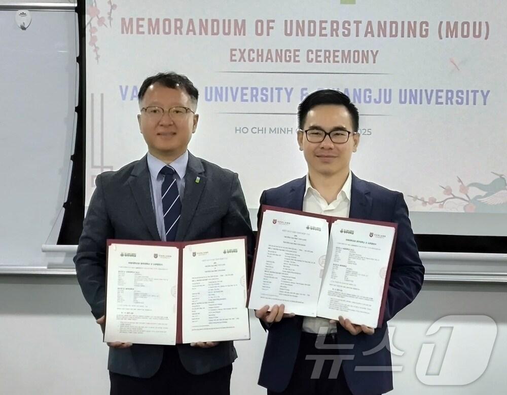 본문 이미지 - 노선식 광주대 RISE 사업단장이 베트남 호치민에서 반랑대학교와 업무협약을 맺고 있다.&#40;광주대 제공. 재배포 및 DB 금지&#41;