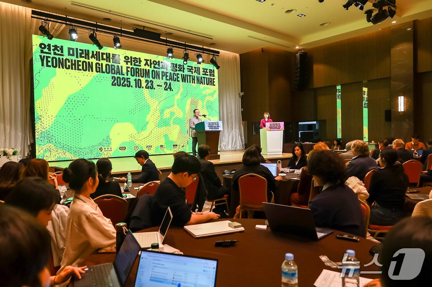 23일 연천 백학자유로리조트에서 열린 '미래세대를 위한 자연과 평화 국제포럼'에서 김덕현 연천군수가 축사를 하고 있다. (연천군 제공, 재판매 및 DB금지)