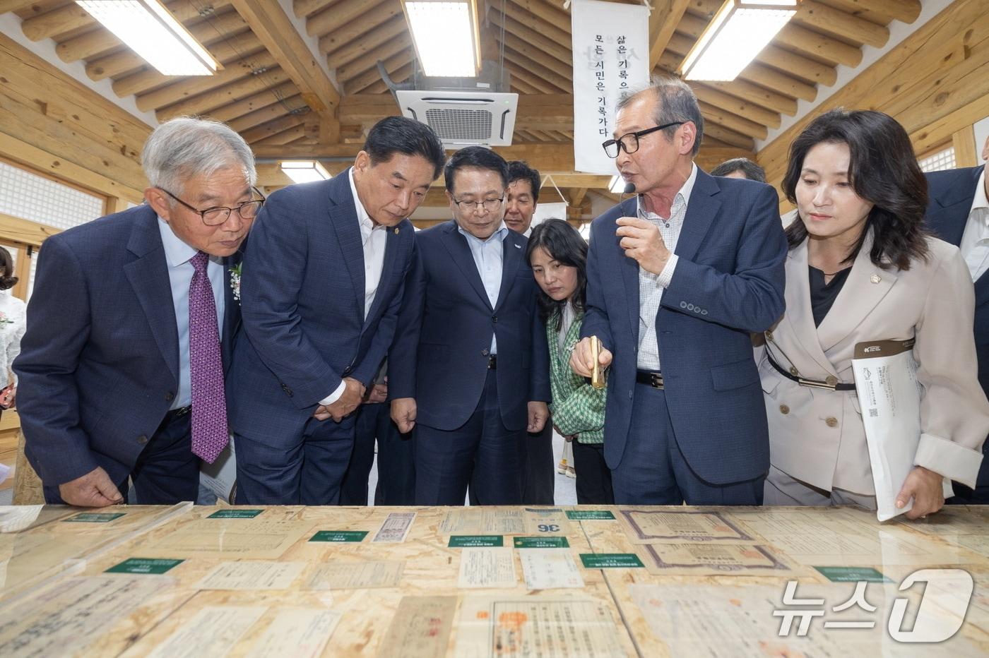 정헌율 익산시장(가운데)과 김경진 익산시의회 의장(왼쪽 두번째) 등이 23일 마동공원 익산생활문화센터에 전시된 '제5회 익산시 민간기록물 수집 공모전 전시회' 기록물을 감상하고 있다.(익산시 제공. 재판매 및 DB 금지)