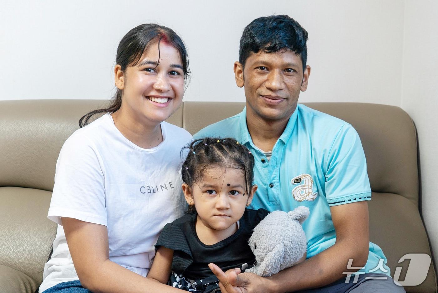 삼성창원병원 '밝은 소리 찾아주기 지원사업'을 통해 인공와우 수술과 언어치료를 지원받은 네팔 이주노동자 모한 씨의 딸 크리티와 가족들.(삼성창원병원 제공. 재판매 및 DB금지)