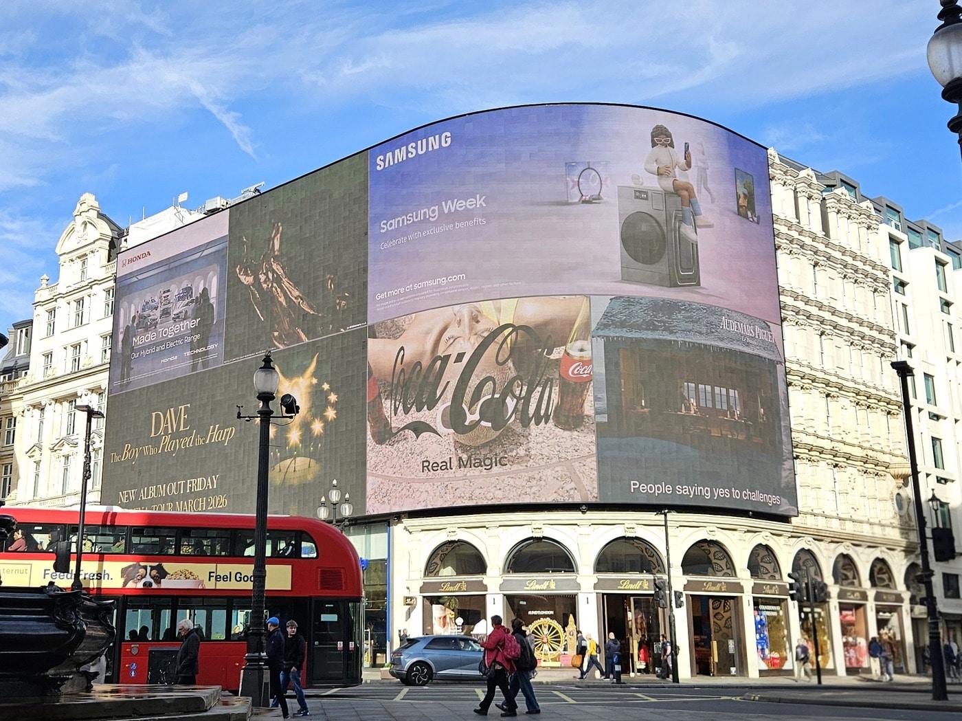 본문 이미지 - 영국 런던 피카딜리 광장 전광판에 뜬 2025 삼성위크 광고&#40;삼성전자 제공&#41;. ⓒ 뉴스1