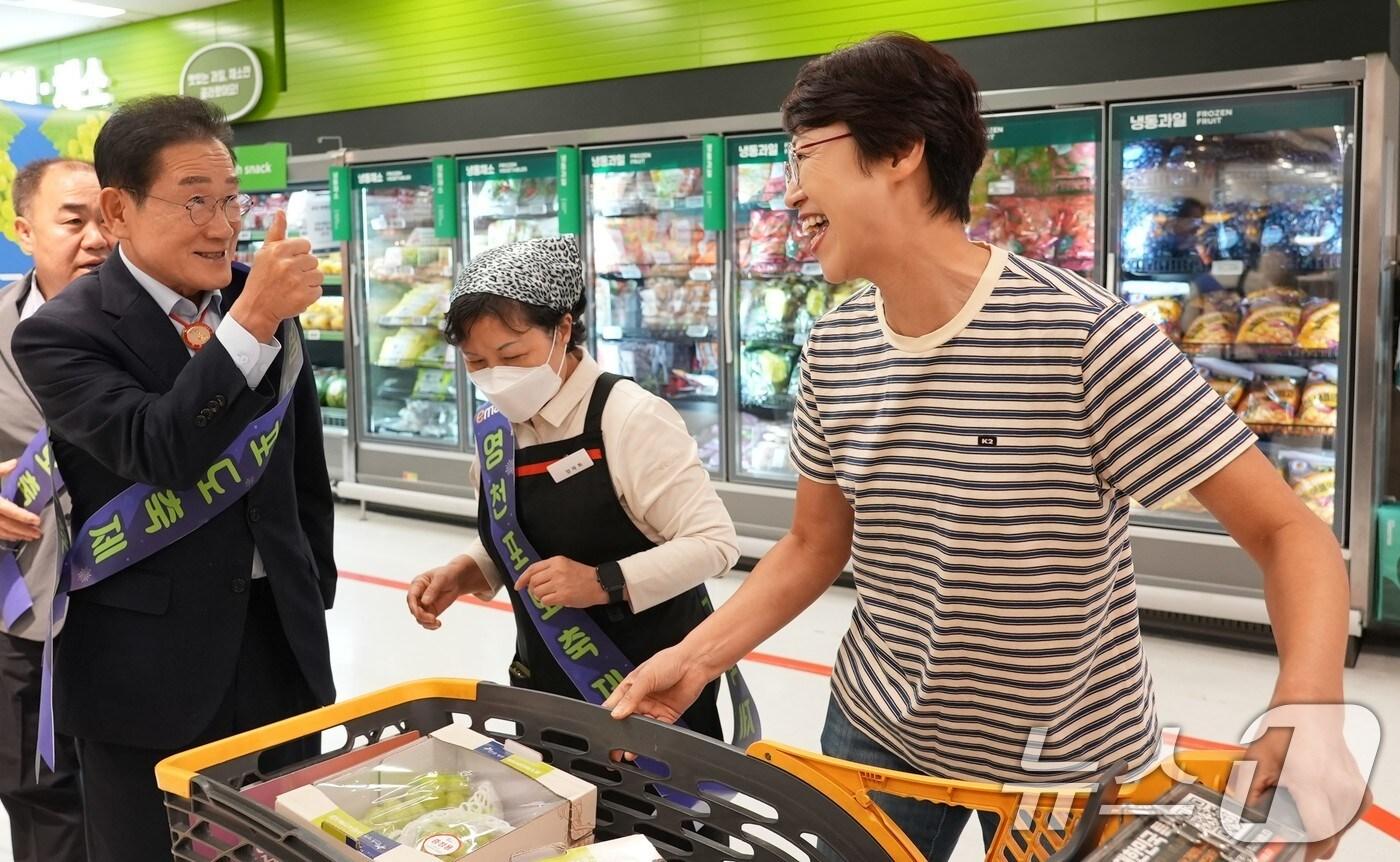 최기문 영천시장이 23일 서울 이마트 용산점에서 열린 '영천 포도축제' 행사에서 고객들에게 영천포도를 홍보하고 있다. (영천시 제공) 2025.10.23/뉴스1 ⓒ News1 정우용 기자