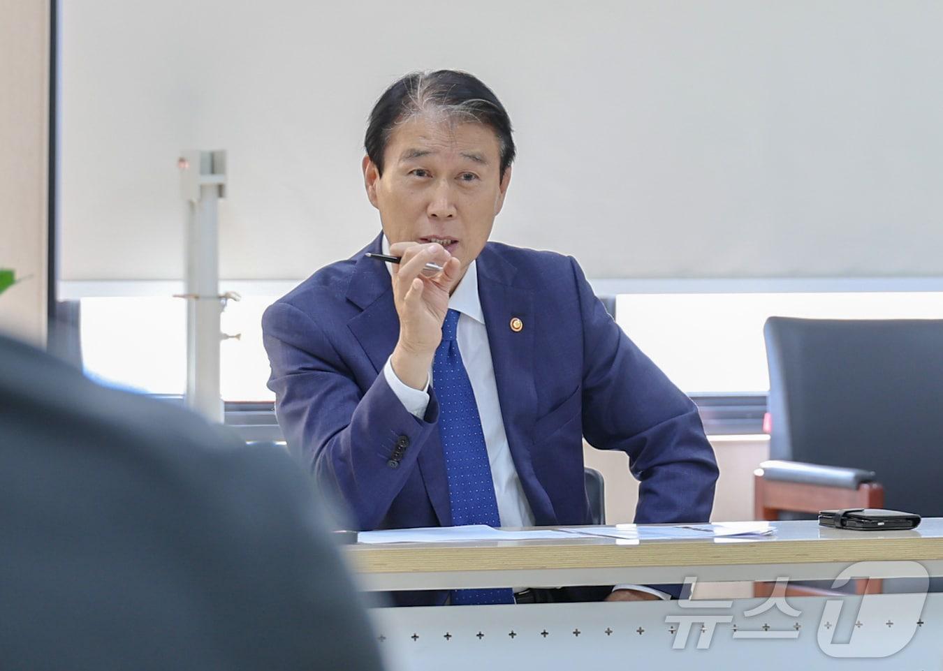 본문 이미지 - 권오을 국가보훈부 장관이 지난 23일 경기동부보훈지청을 방문해 국가정보자원관리원 화재 관련 업무 현황을 점검하고 있다. &#40;국가보훈부 제공. 재판매 및 DB 금지&#41; 2025.10.23/뉴스1