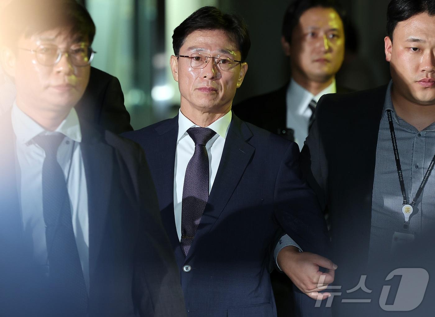 본문 이미지 - 채상병 순직 및 수사 외압·은폐 의혹의 핵심 피의자인 임성근 전 해병대 1사단장이 23일 오후 서초구 서울중앙지방법원에서 열린 구속 전 피의자 심문&#40;영장실질심사&#41;을 마친 뒤 법원을 빠져나가고 있다. 2025.10.23/뉴스1 ⓒ News1 김진환 기자