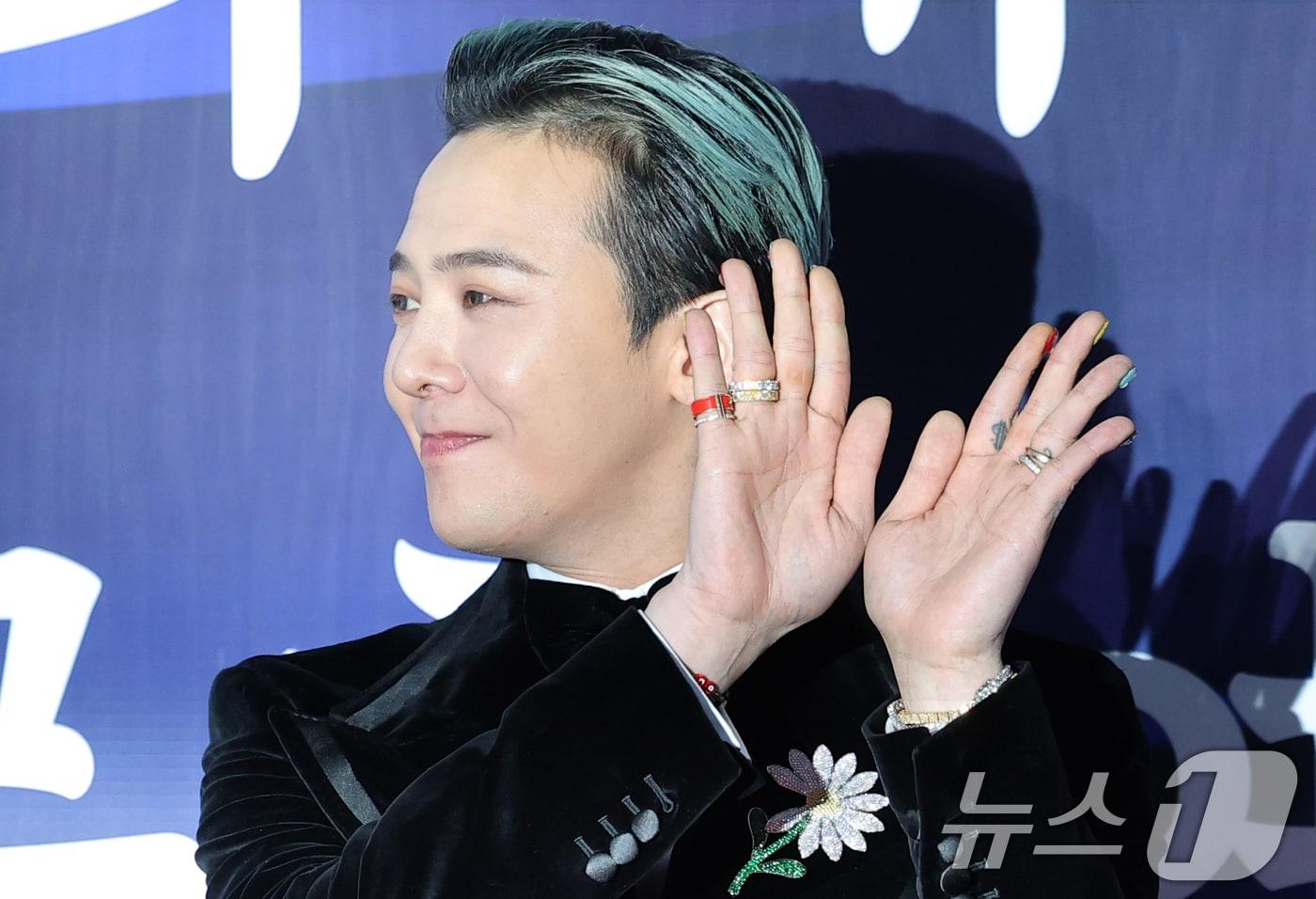 빅뱅 지드래곤이 23일 오후 서울 중구 국립극장 해오름극장에서 열린 &#39;2025 대한민국 대중문화예술상 시상식&#39; 레드카펫 행사에서 취재진의 하트 요청에 &#39;천사 날개&#39; 포즈를 취하고 있다. 2025.10.23/뉴스1 ⓒ News1 권현진 기자