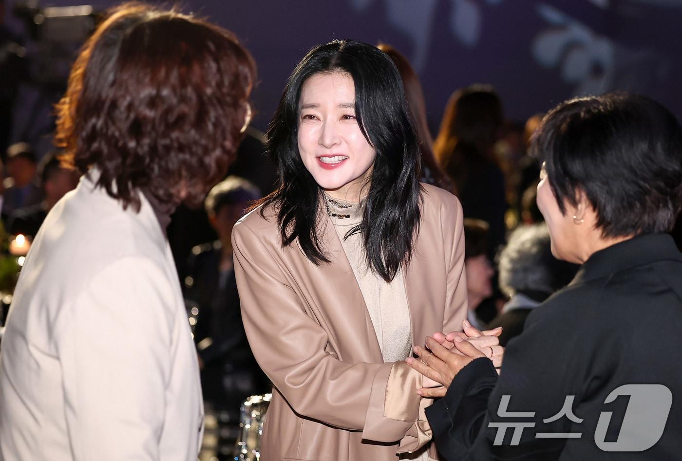 배우 이영애가 23일 서울 강덕구 고덕동 스테이지28에서 열린 제15회 아름다운예술인상 시상식에서 참석자들과 인사를 나누고 있다. 2025.10.23/뉴스1 ⓒ News1 김성진 기자