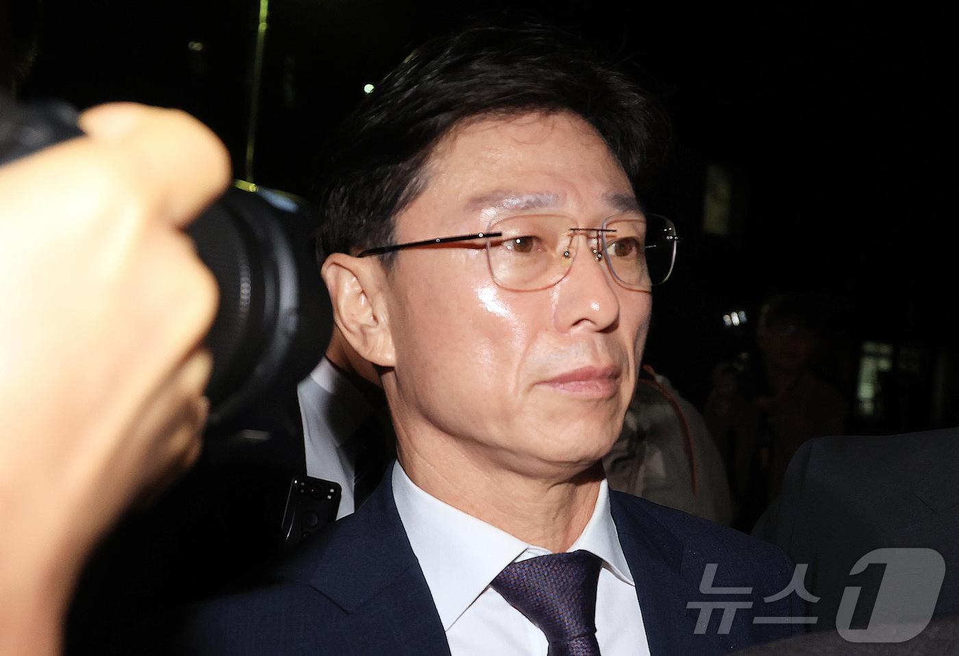 본문 이미지 - 채상병 순직 및 수사 외압·은폐 의혹의 핵심 피의자인 임성근 전 해병대 1사단장이 23일 오후 서초구 서울중앙지방법원에서 열린 구속 전 피의자 심문(영장실질심사)을 마친 뒤 법원을 빠져나가고 있다. 2025.10.23 ⓒ 뉴스1 김진환 기자