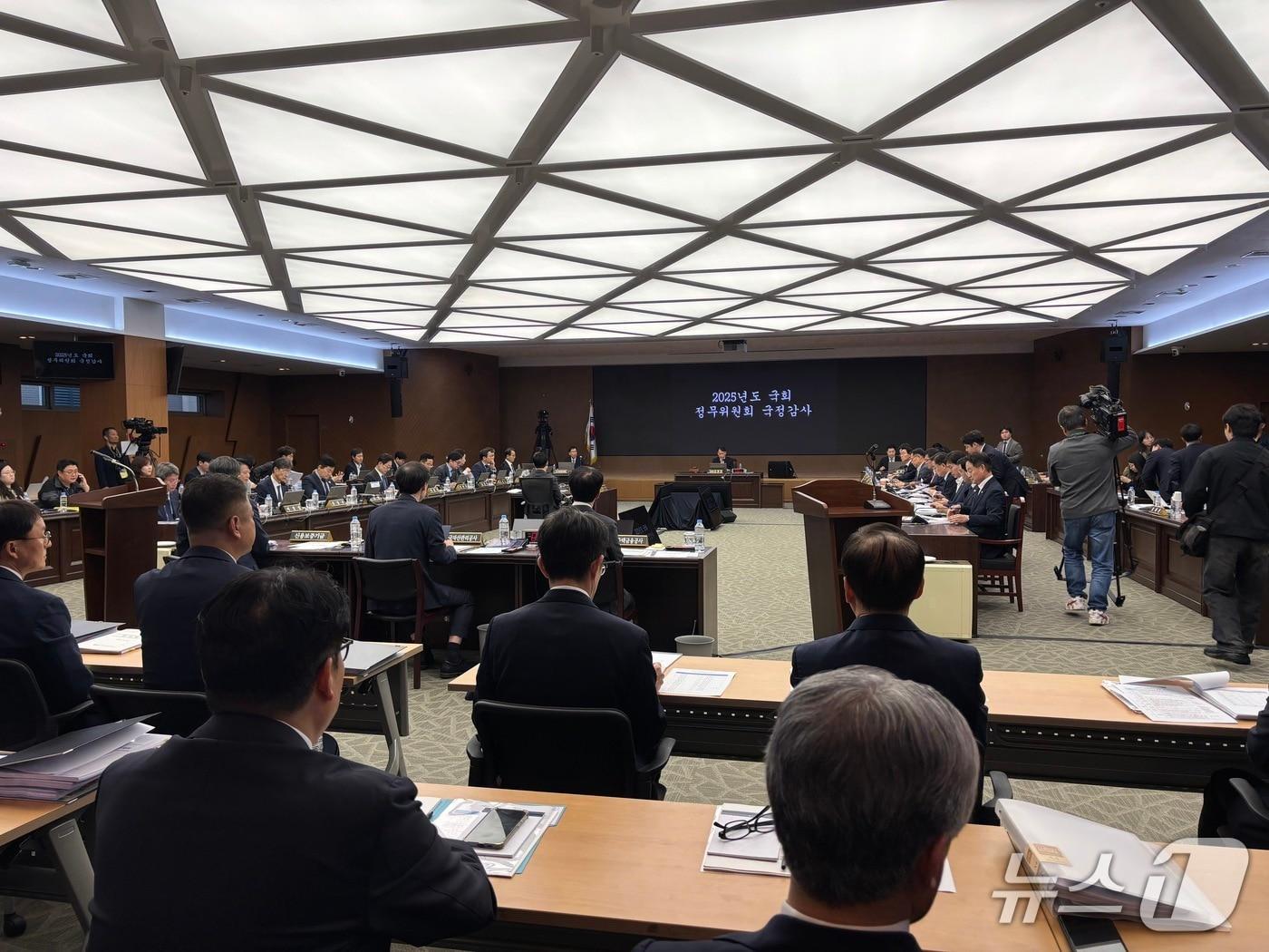 본문 이미지 - 23일 BIFC에서 열린 국회 정무위 국정감사 모습 (2025.10.23/뉴스1 ⓒ News1 홍윤 기자)