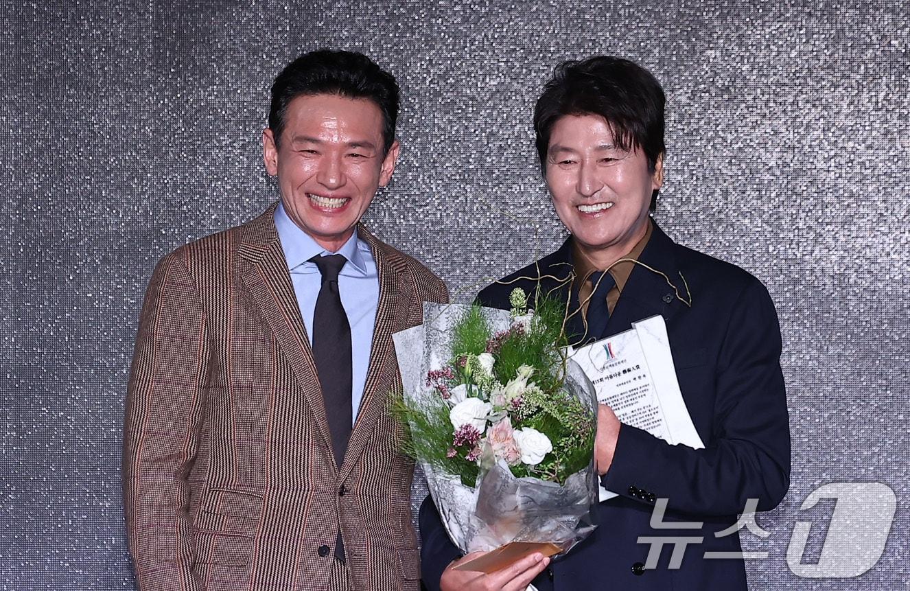 본문 이미지 - 배우 송강호가 23일 서울 강덕구 고덕동 스테이지28에서 열린 제15회 아름다운예술인상 시상식에서 박찬욱 감독의 영화예술인 부문을 대리수상한 후 시상자 황정민과 기념촬영을 하고 있다. ⓒ News1 김성진 기자