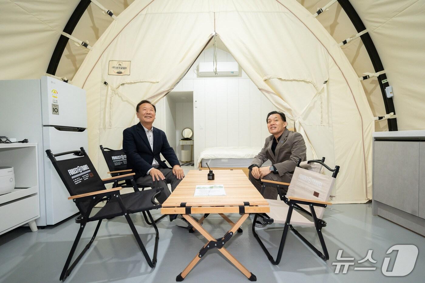 이재준 경기 수원시장(오른쪽)과 박현국 경북 봉화군수가 지난 22일 봉화군 명호면 소재 청량산 수원캠핑장을 찾아 글램핑 시설을 살펴보고 있다. (수원시 제공. 재판매 및 DB 금지) 2025.10.23/뉴스1
