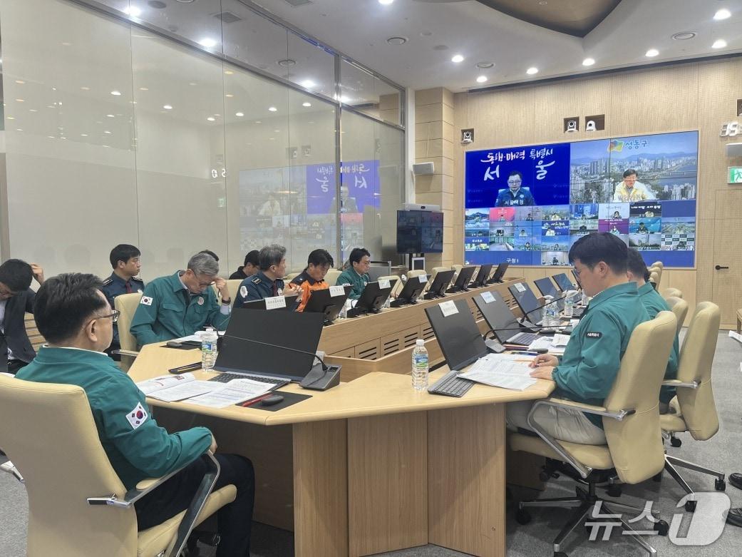 본문 이미지 - 지난 22일 진행된 핼러윈 안전관리대책 점검회의 사진.&#40;서울시 제공&#41;