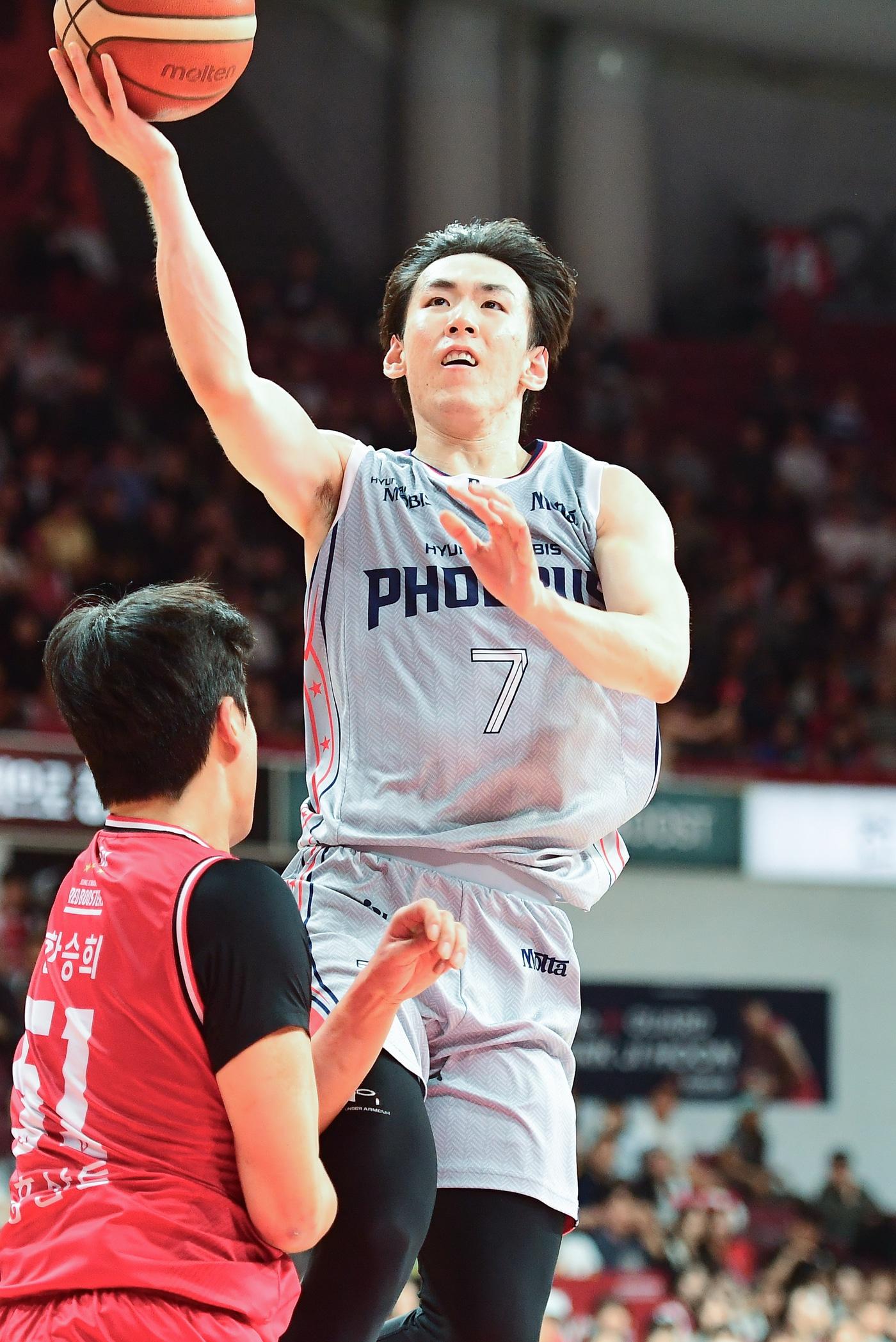 본문 이미지 - 프로농구 현대모비스 서명진이 23일 삼성과 경기에서 레이업을 하고 있다.(KBL 제공)