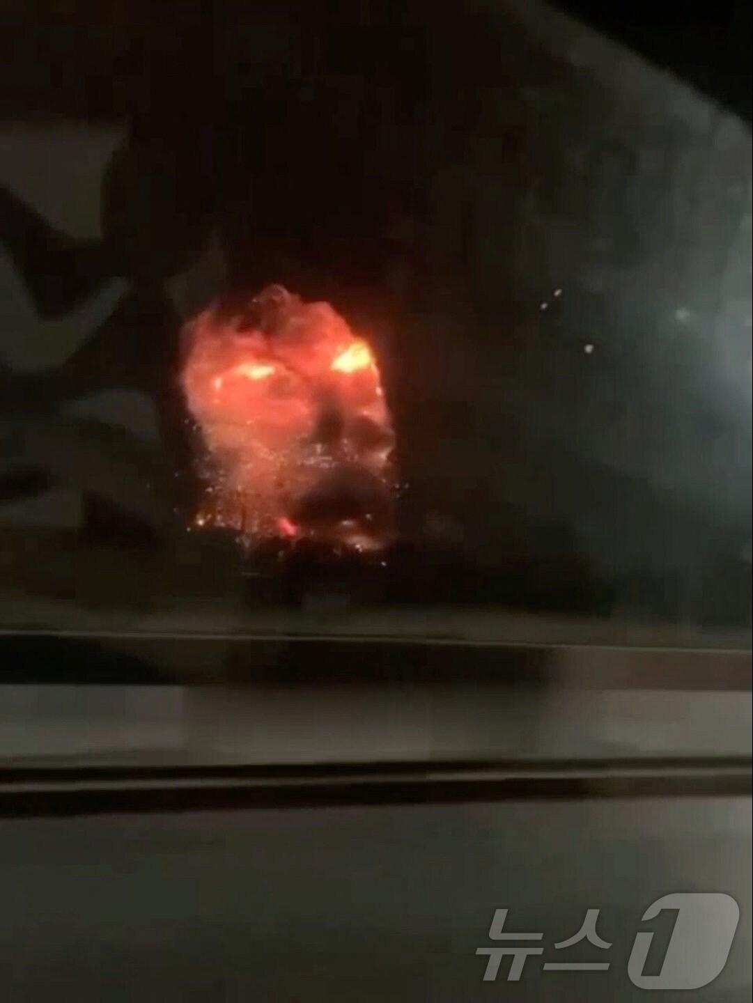 본문 이미지 - 23일 공개된 영상 캡처 화면. 전날(22일) 밤 러시아 첼랴빈스크주 코페이스크의 군수 공장에서 발생한 폭발 직후 불길이 치솟는 모습이 담겨 있다. 해당 영상은 이동 중인 차량의 유리창 너머로 촬영됐으며, 소셜미디어를 통해 유포됐다.2025.10.23.ⓒ 로이터=뉴스1