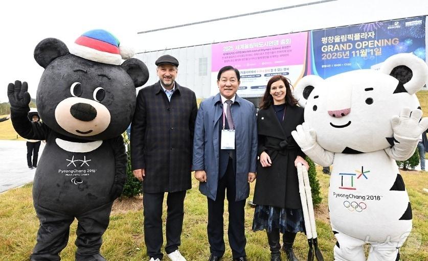 본문 이미지 - 올해 세계올림픽도시연맹 총회가 지난 22일부터 오는 25까지 강원 평창에서 열리는 가운데, 심재국 평창군수와 그로고리 주노드 연맹회장을 비롯한 연맹 관계자들이 23일 평창올림픽플라자 일대에서 기념 사진을 촬영하고 있다. &#40;평창군 제공. 재판매 및 DB금지&#41; 2025.10.23/뉴스1 ⓒ News1 신관호 기자
