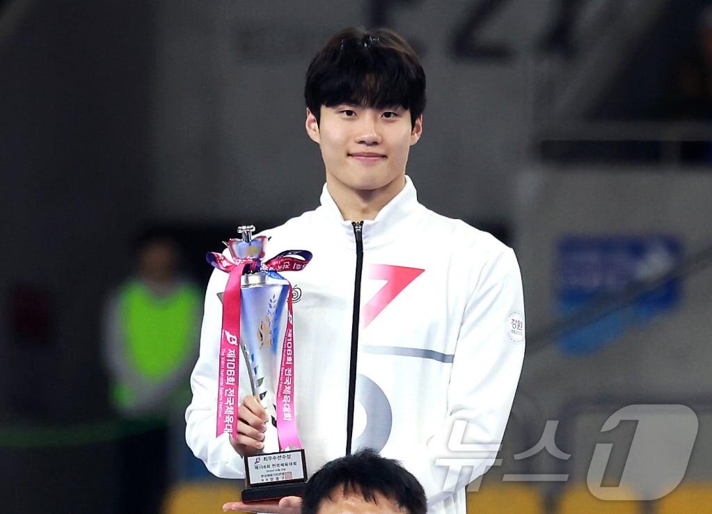 본문 이미지 - 강원도청 소속 수영 황선우가 지난 23일 부산 아시아드주경기장에서 열린 제106회 전국체육대회&#40;전국체전&#41; 폐회식에서 최우수선수&#40;MVP&#41; 상을 수여 받은 뒤 기념촬영을 하고 있다. &#40;대한체육회 제공. 재판매 및 DB금지&#41; 2025.10.23/뉴스1