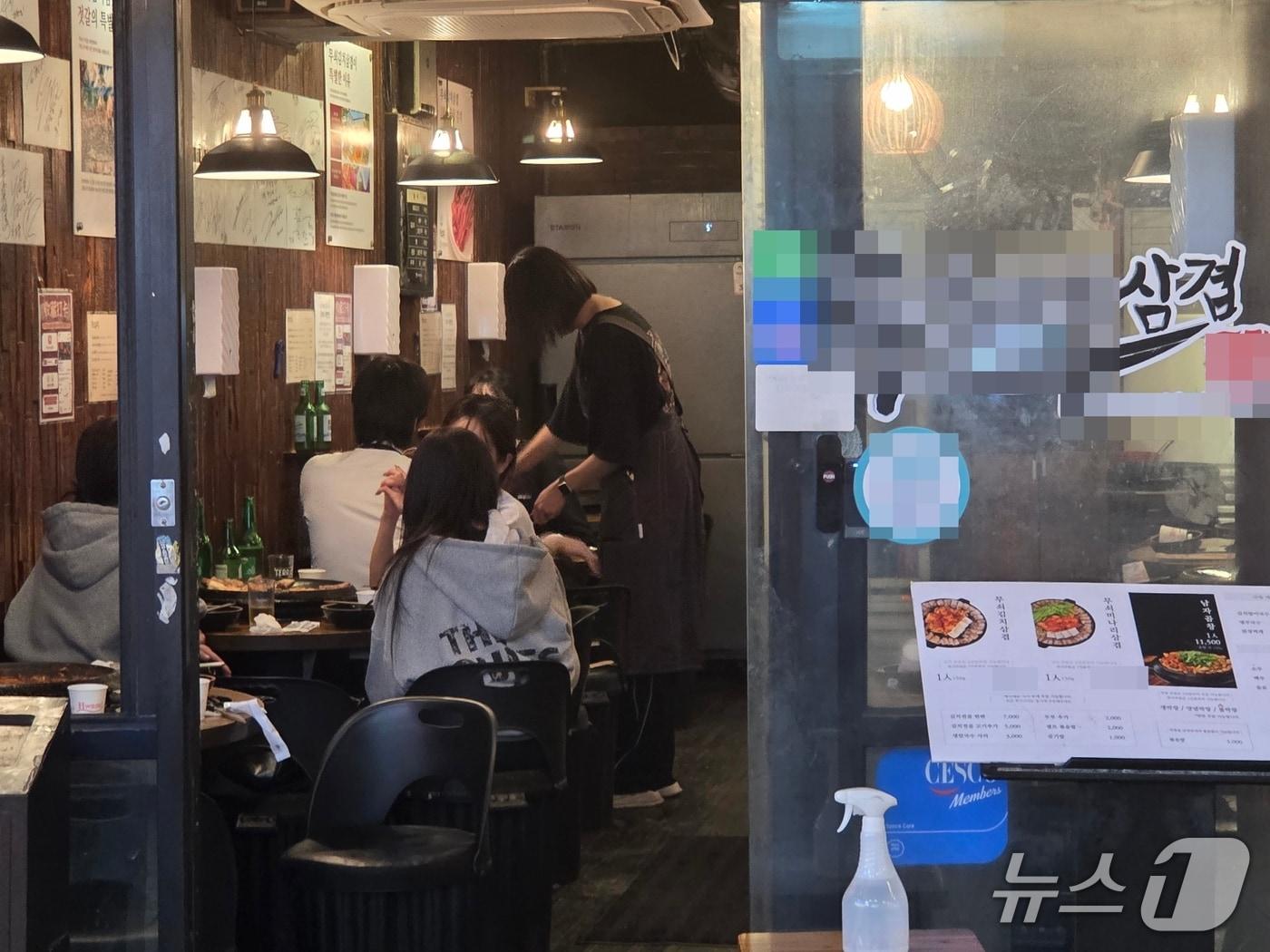 본문 이미지 - 부산 시내 고깃집에서 서빙을 하고 있는 아르바이트생./뉴스1 ⓒ News1 김태형 기자