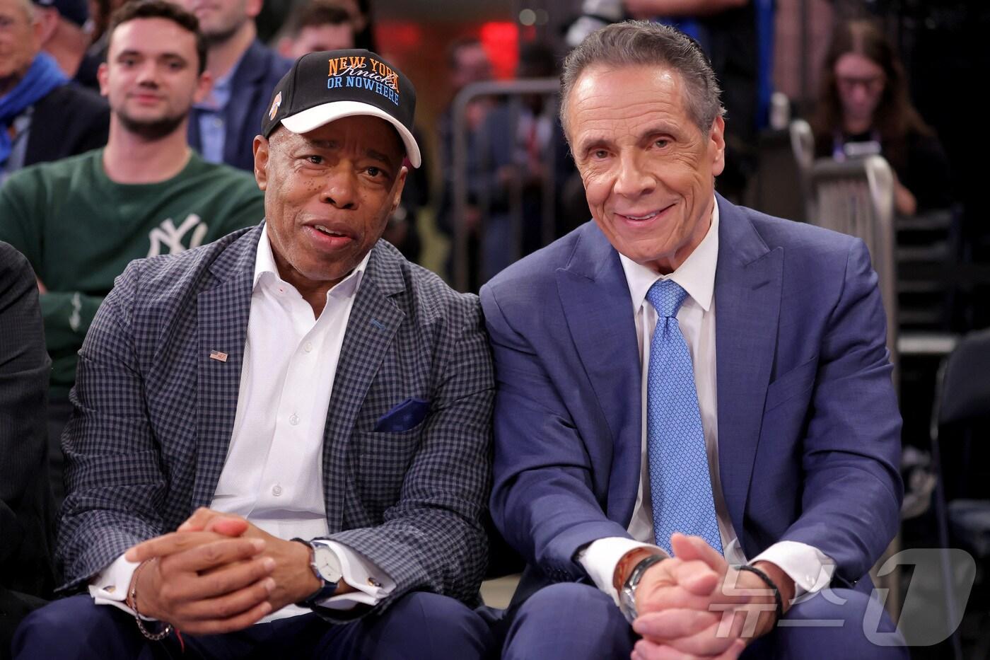 에릭 애덤스 뉴욕시장(왼쪽)과 앤드루 쿠오모 무소속 뉴욕시장 후보(전 뉴욕 주지사)가 22일(현지시간) 미국프로농구(NBL) 시즌 개막전 뉴욕 닉스 대 클리블랜드 캐벌리어스 경기가 열린 매디슨 스퀘어 가든 코트사이드에서 함께 포즈를 취하고 있다. 2025.10.22. ⓒ 로이터=뉴스1 ⓒ News1 윤다정 기자
