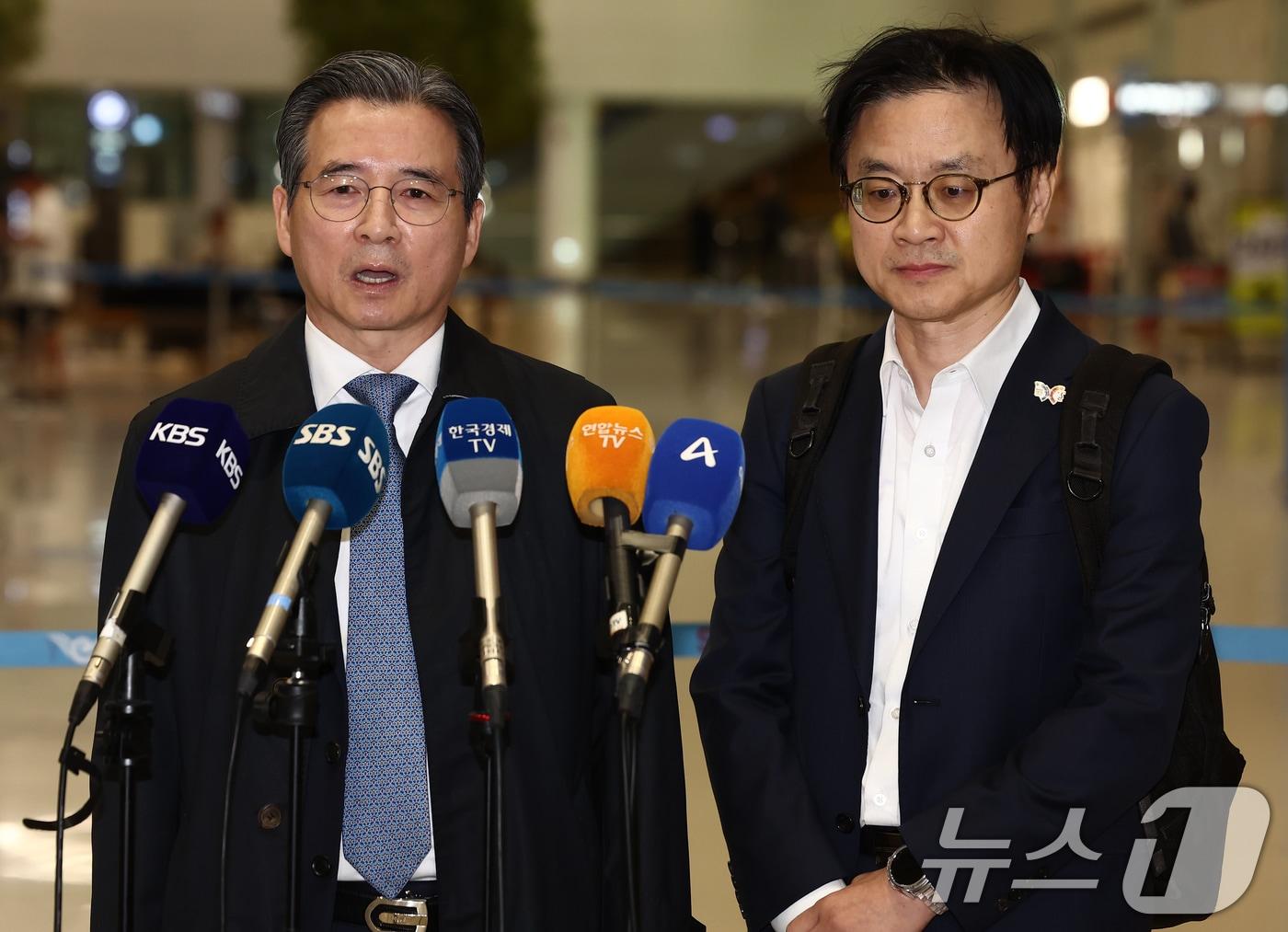 본문 이미지 - 한미 관세협상 추가 논의를 마치고 미국에서 돌아온 김용범 대통령실 정책실장과 김정관 산업통상부 장관이 24일 새벽 인천공항 2터미널을 통해 귀국하며 취재진 질의에 답변하고 있다. 2025.10.24/뉴스1 ⓒ News1 김민지 기자
