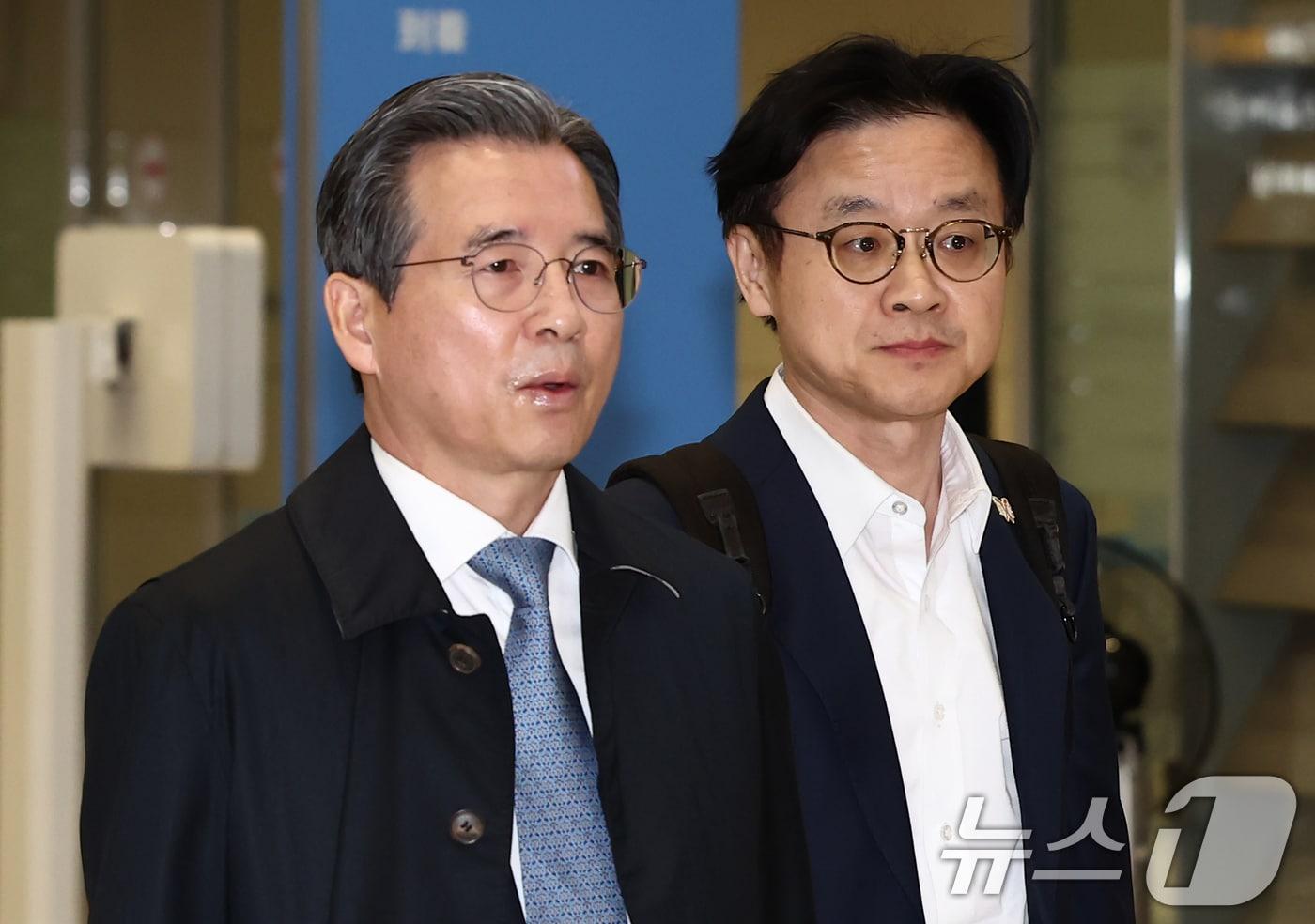 한미 관세협상 추가 논의를 마치고 미국에서 돌아온 김용범 대통령실 정책실장과 김정관 산업통상자원부 장관이 24일 새벽 인천공항 2터미널을 통해 귀국하고 있다. 2025.10.24/뉴스1 ⓒ News1 김민지 기자