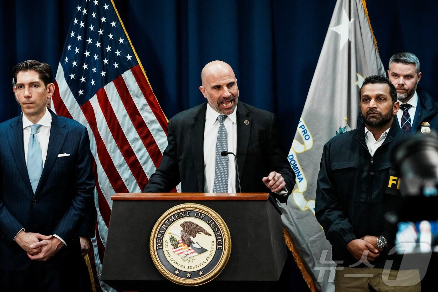 23일(현지시간) 미국 뉴욕 브루클린 검찰청에서 열린 기자회견에서 크리스토퍼 G. 라이아 미 연방수사국(FBI) 뉴욕 부국장이 불법 도박 혐의로 체포된 미국프로농구(NBA) 감독과 선수에 대해 발언하고 있다. 2025.10.23. ⓒ 로이터=뉴스1 ⓒ News1 윤다정 기자