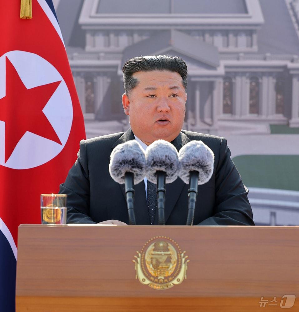 본문 이미지 - &#40;평양 노동신문=뉴스1&#41; = 김정은 북한 노동당 총비서가 지난 23일 해외군사작전 전투위훈기념관 착공식에서 연설하는 모습. [국내에서만 사용가능. 재배포 금지. DB 금지. For Use Only in the Republic of Korea. Redistribution Prohibited] rodongphoto@news1.kr