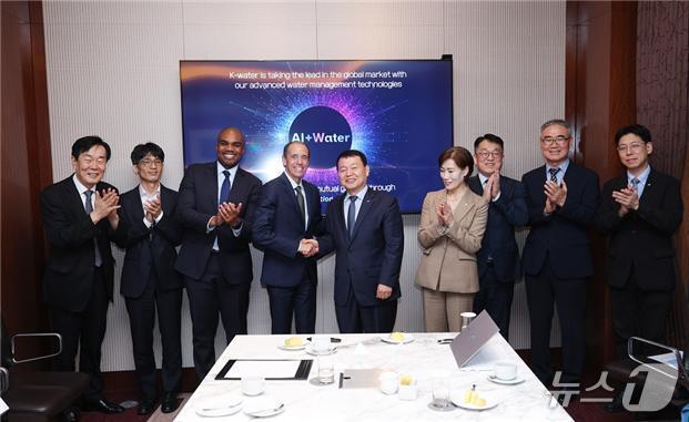 본문 이미지 - 윤석대 한국수자원공사 사장(왼쪽에서 5번째)이 23일 ChatGPT 개발사 OpenAI의 크리스 리헤인 글로벌 대외협력 최고책임자(Chris Lehane, 왼쪽에서 4번째)와 AI 기반 물관리 혁신을 위한 협력을 논의했다.(한국수자원공사 제공.재판매 및 DB금지)/뉴스1 