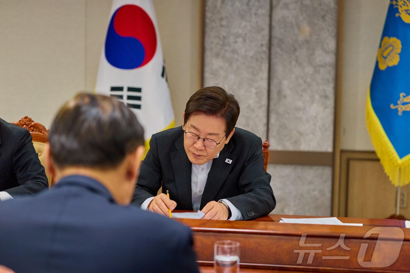 이재명 대통령이 지난 23일 서울 용산 대통령실 청사에서 열린 초국가범죄 대응 관계장관 회의에서 자료를 살펴보고 있다. &#40;대통령실 제공. 재판매 및 DB 금지&#41; 2025.10.24/뉴스1 ⓒ News1 이재명 기자