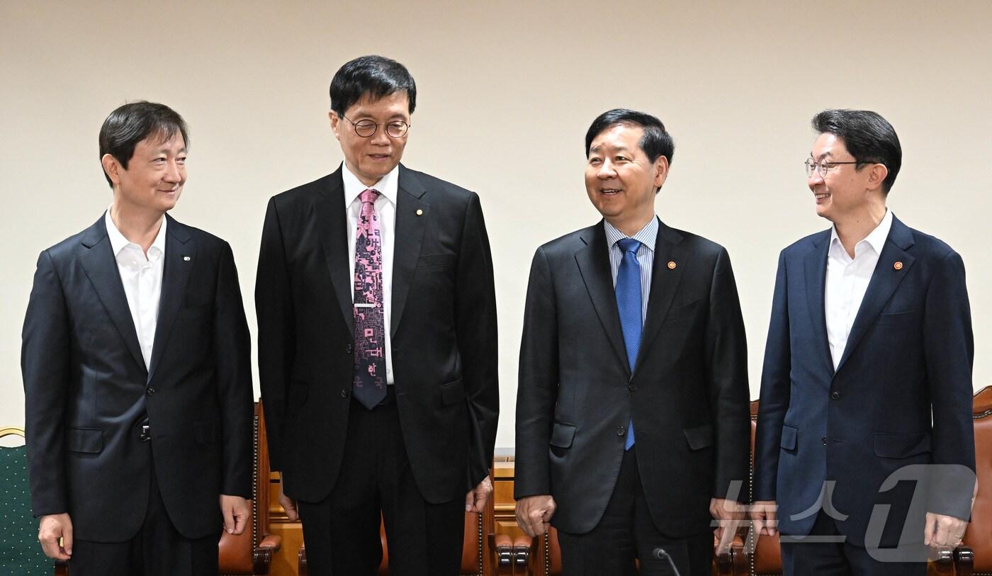 구윤철 부총리 겸 기획재정부 장관이 24일 오전 서울 중구 은행연합회에서 열린 시장상황점검회의에서 참석자들과 기념촬영을 하고 있다. 왼쪽부터 이찬진 금감원장, 이창용 한은 총재, 구 부총리, 이억원 금융위원장. &#40;기획재정부 제공. 재판매 및 DB 금지&#41; 2025.10.24/뉴스1