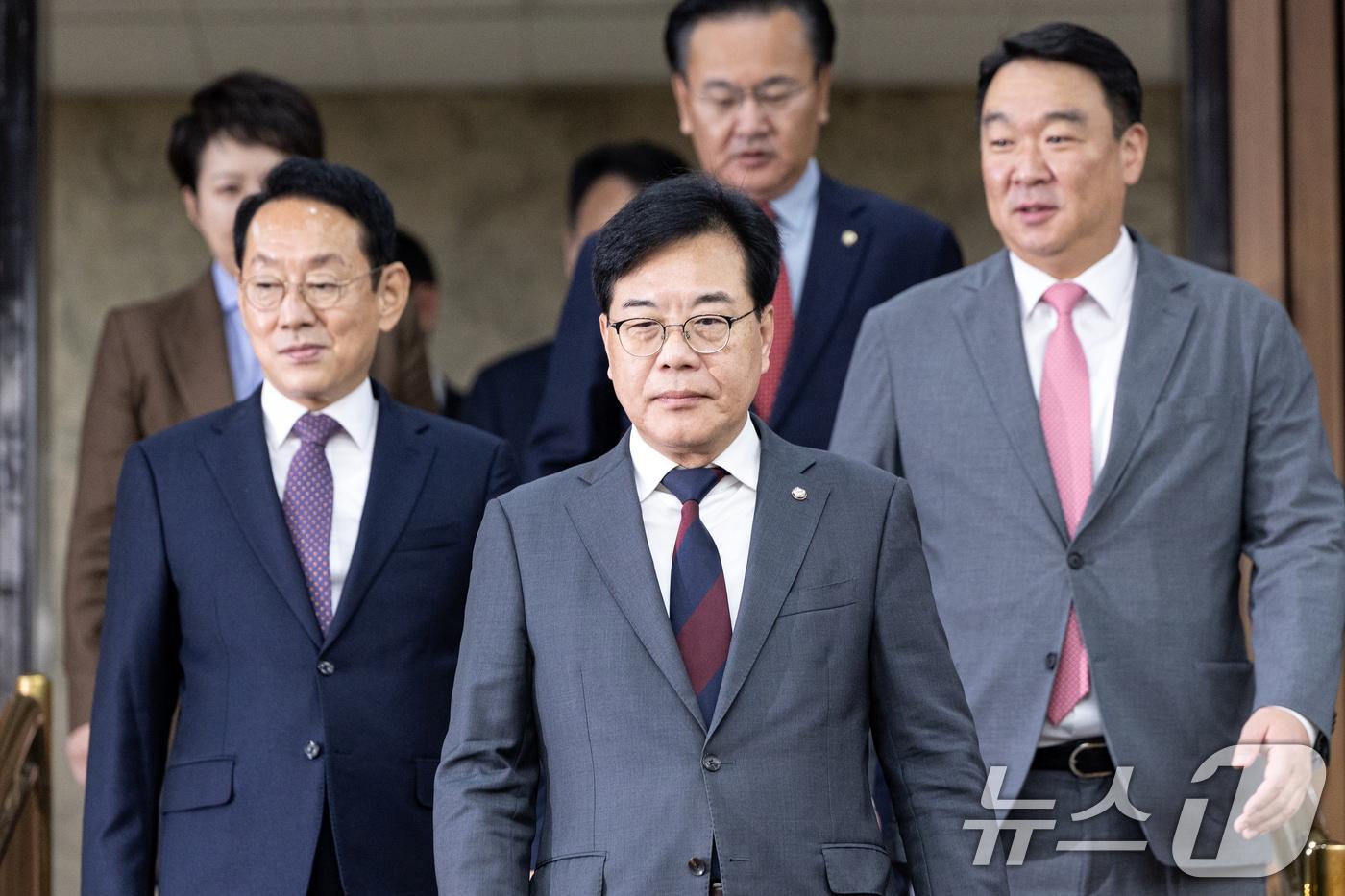 송언석 국민의힘 원내대표가 24일 서울 여의도 국회에서 열린 국정감사 대책회의에 참석하고 있다. 2025.10.24/뉴스1 ⓒ News1 이승배 기자