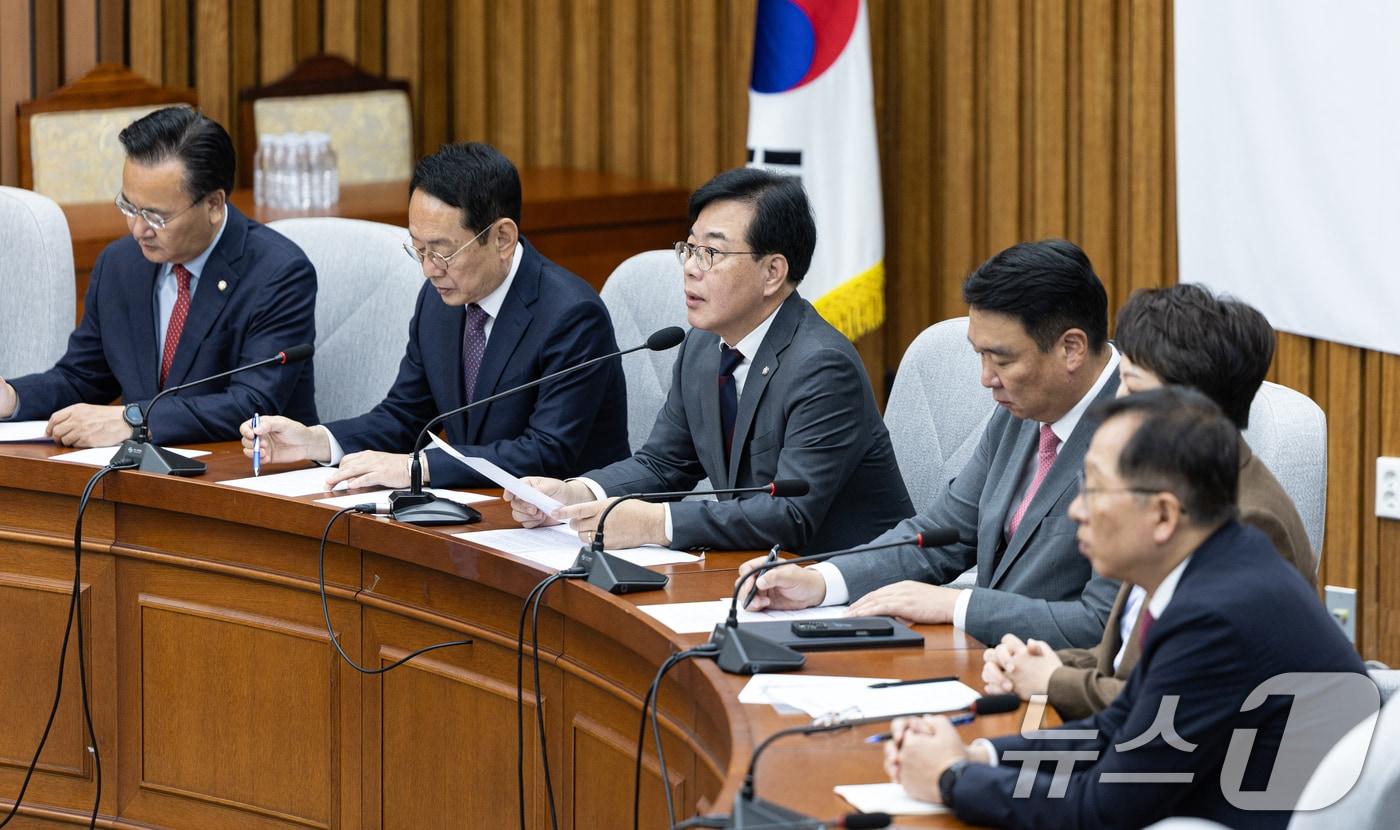 송언석 국민의힘 원내대표가 24일 서울 여의도 국회에서 열린 국정감사 대책회의에서 모두발언하고 있다. 2025.10.24/뉴스1 ⓒ News1 이승배 기자