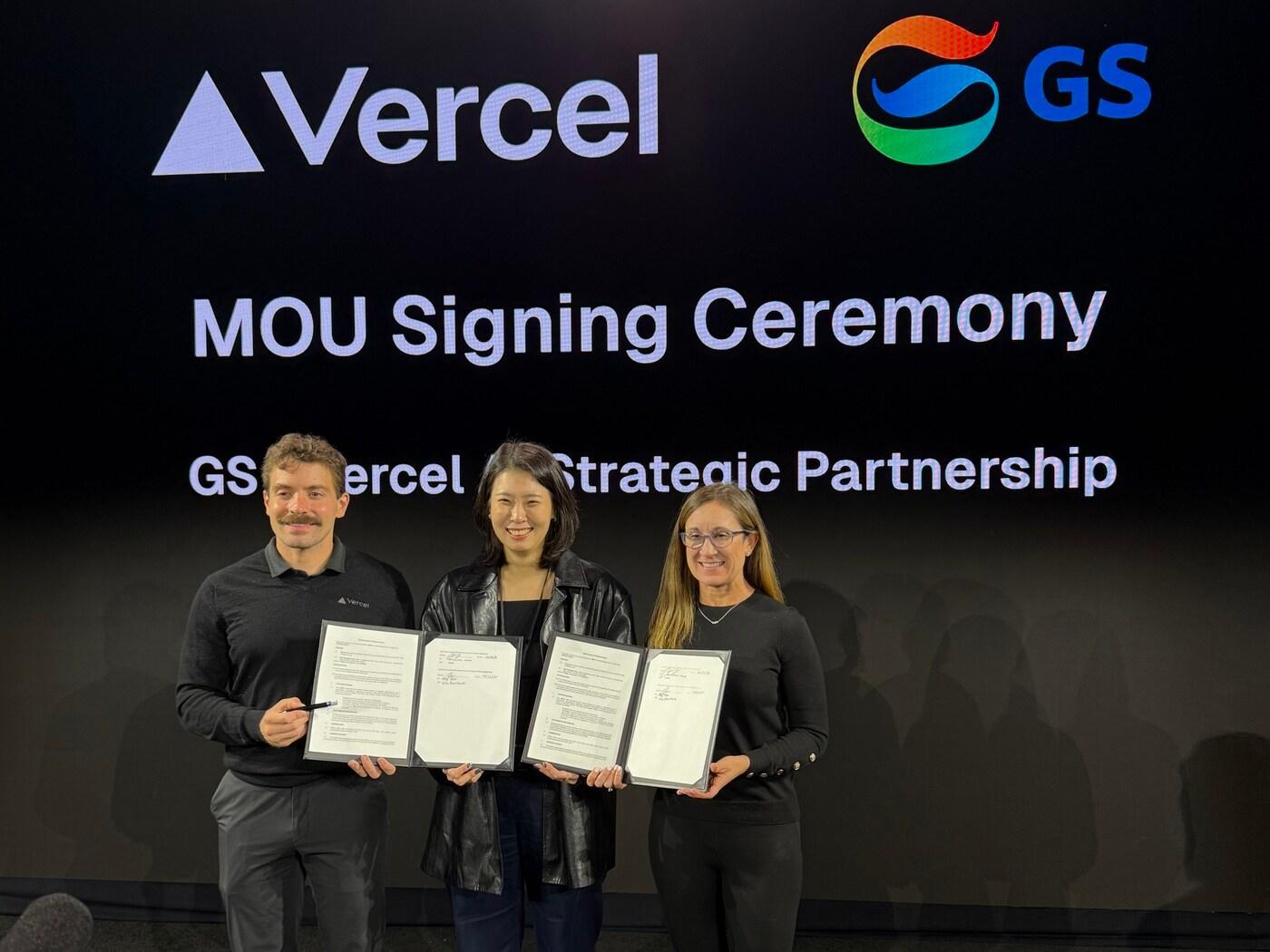 본문 이미지 - GS그룹은 23일(현지시간) 미국 샌프란시스코에서 글로벌 AI 기업 버셀과 전략적 파트너십을 체결했다고 밝혔다. (왼쪽부터) 버셀의 창립자이자 CEO 기예르모 라우치, 김진아 ㈜GS 상무, 잔 그로서 버셀 최고운영책임자(COO)가 MOU 체결 후 기념 촬영하는 모습.(GS그룹 제공)