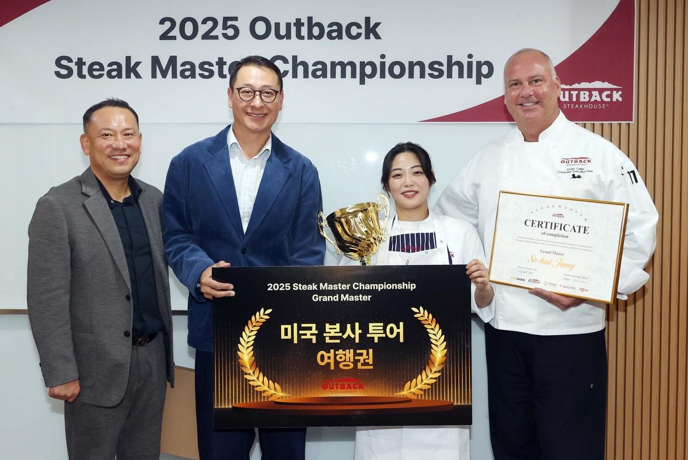 아웃백 '스테이크 마스터 챔피언십'에서 최종 우승 기념 사진 촬영을 하고 있는 모습. (왼쪽부터)이훈종 다이닝브랜즈그룹 부사장, 송호섭 대표, 장소희 셰프, 에프렘 커틀러(Efrem Cutler) 아웃백 총괄 셰프.(다이닝브랜즈그룹 제공)